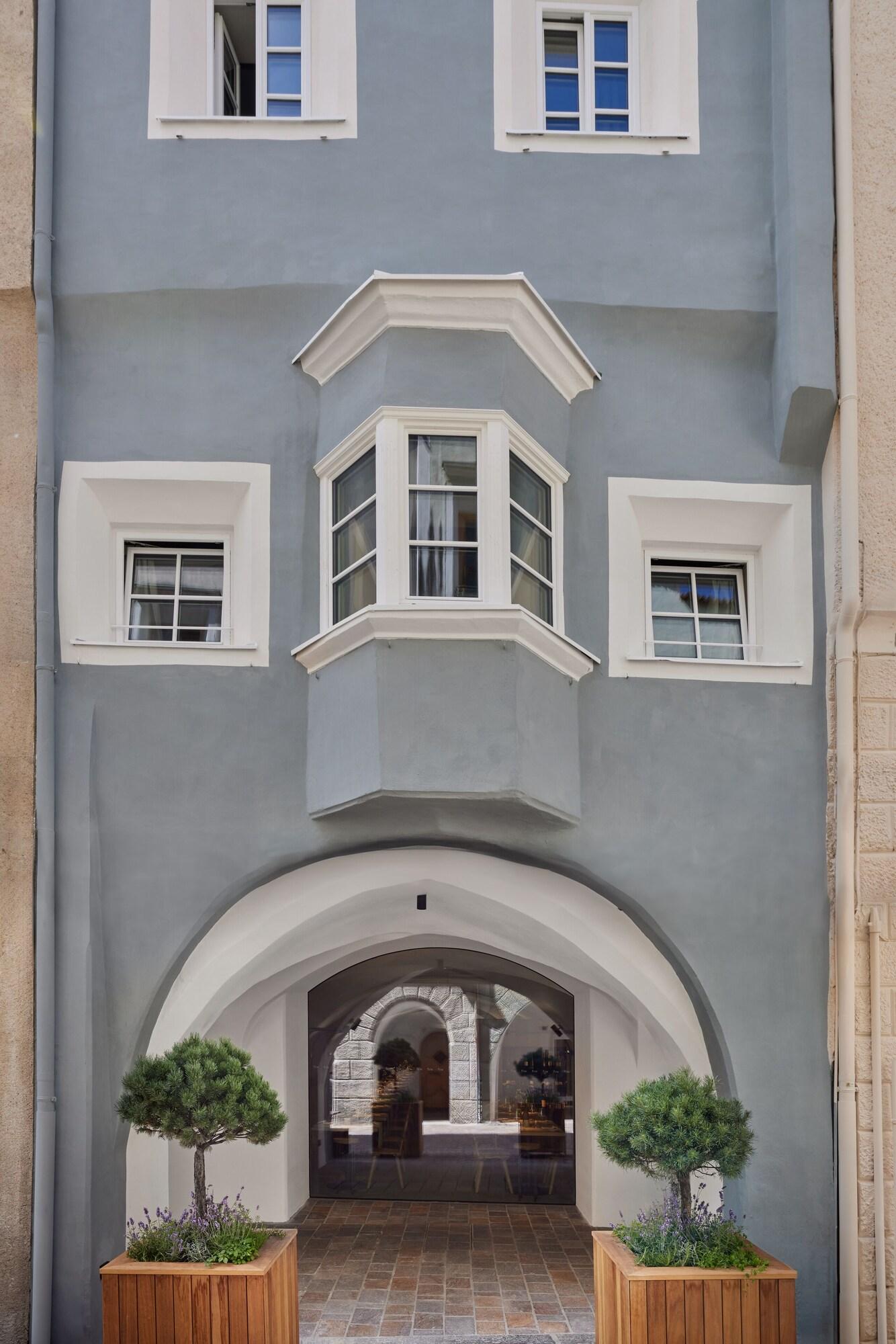 Vista Exterior fink Restaurant & Suites