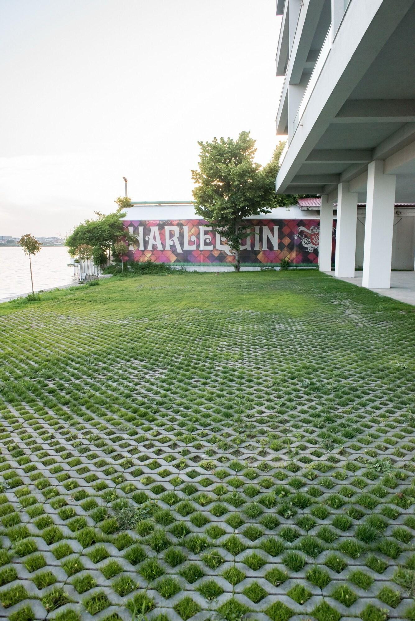 Vista Exterior Diamond View Apartments