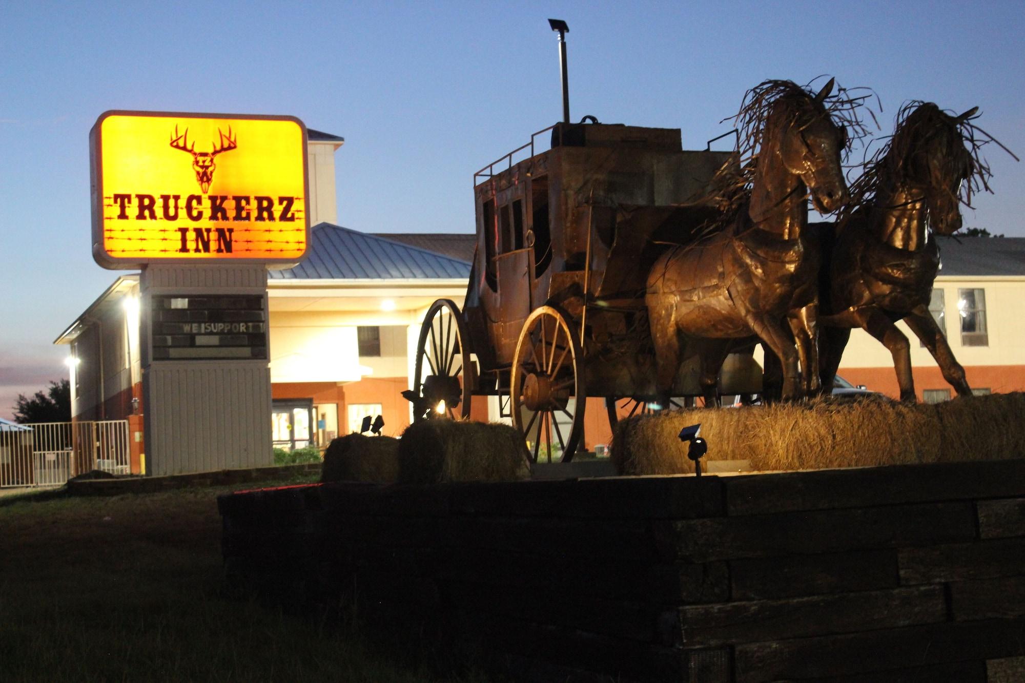 Vista Exterior Truckerz Inn