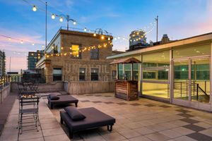 Arriendo temporal - Skyline Lofts by Avantstay: a Multi-level Industrial-chic Retreat in Dtla With Rooftop Views, Soaring Ceilings & Steps to Dining, Music & Culture