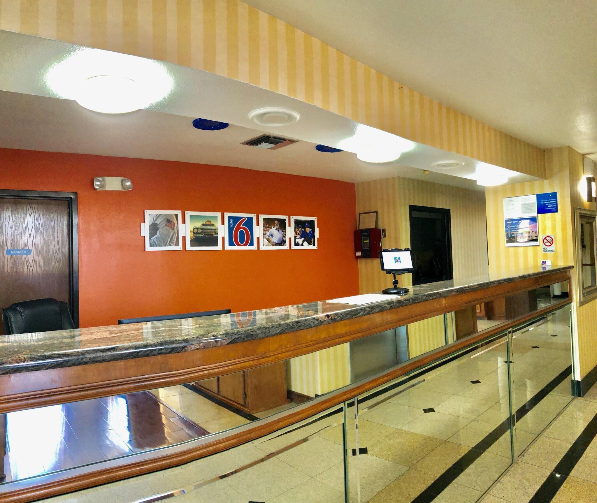 Vista Lobby Motel 6 Brenham, TX