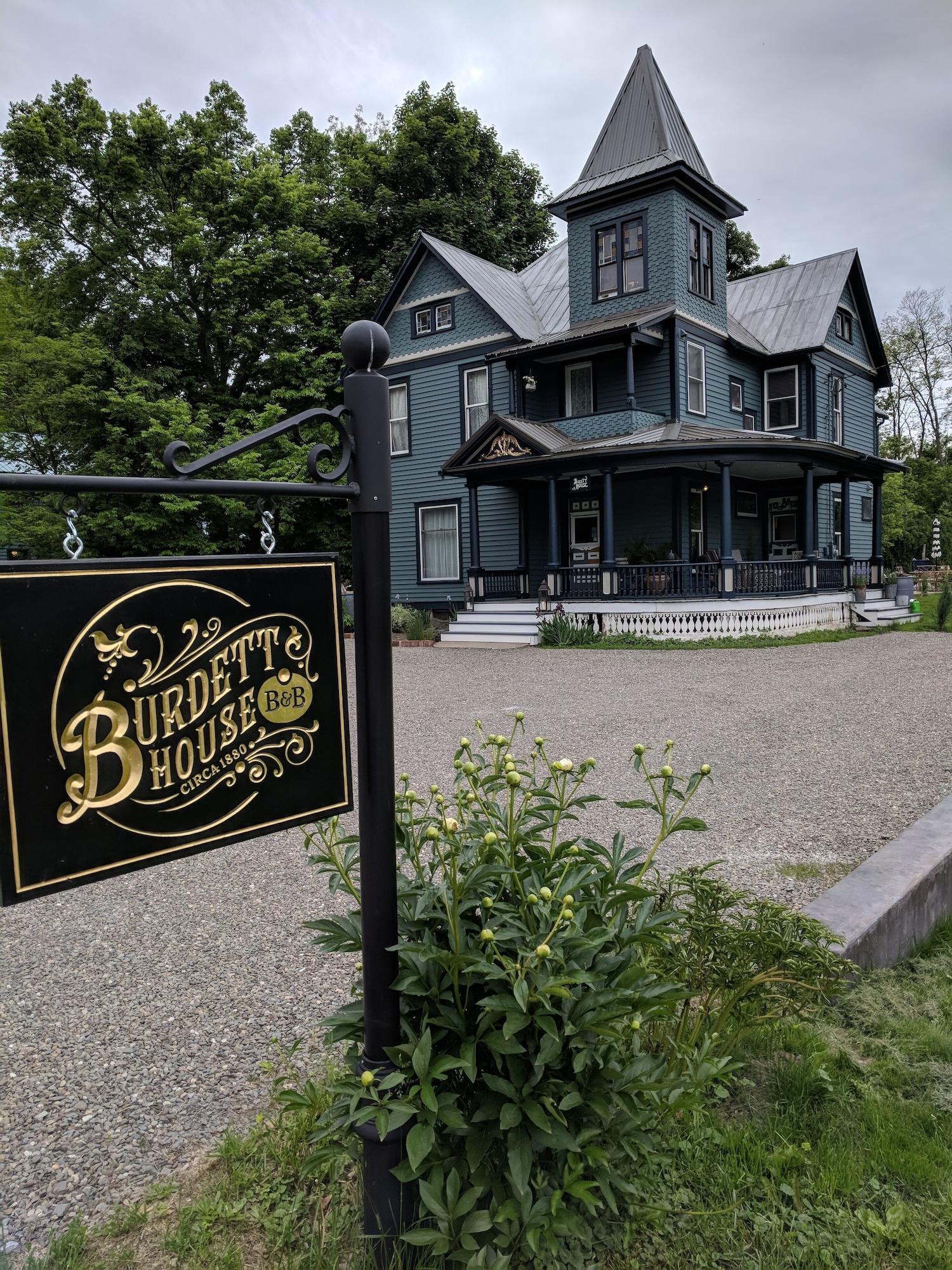 Varios Burdett House Bed & Breakfast