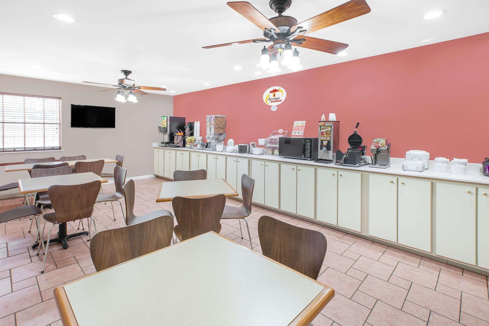 Restaurant Super 8 by Wyndham Lowell/Bentonville/Rogers Area
