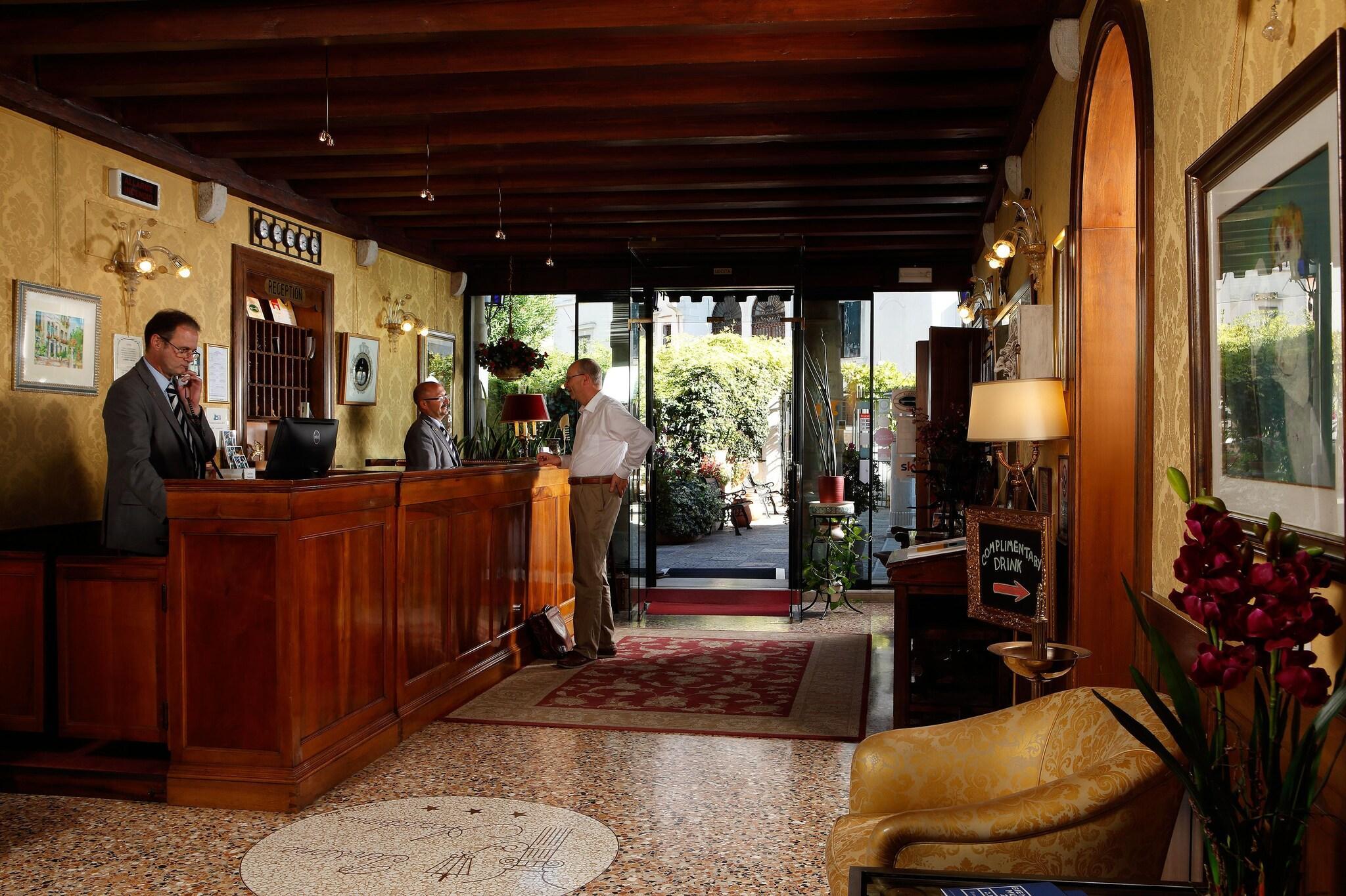 Vista Lobby Pensione Accademia - Villa Maravege