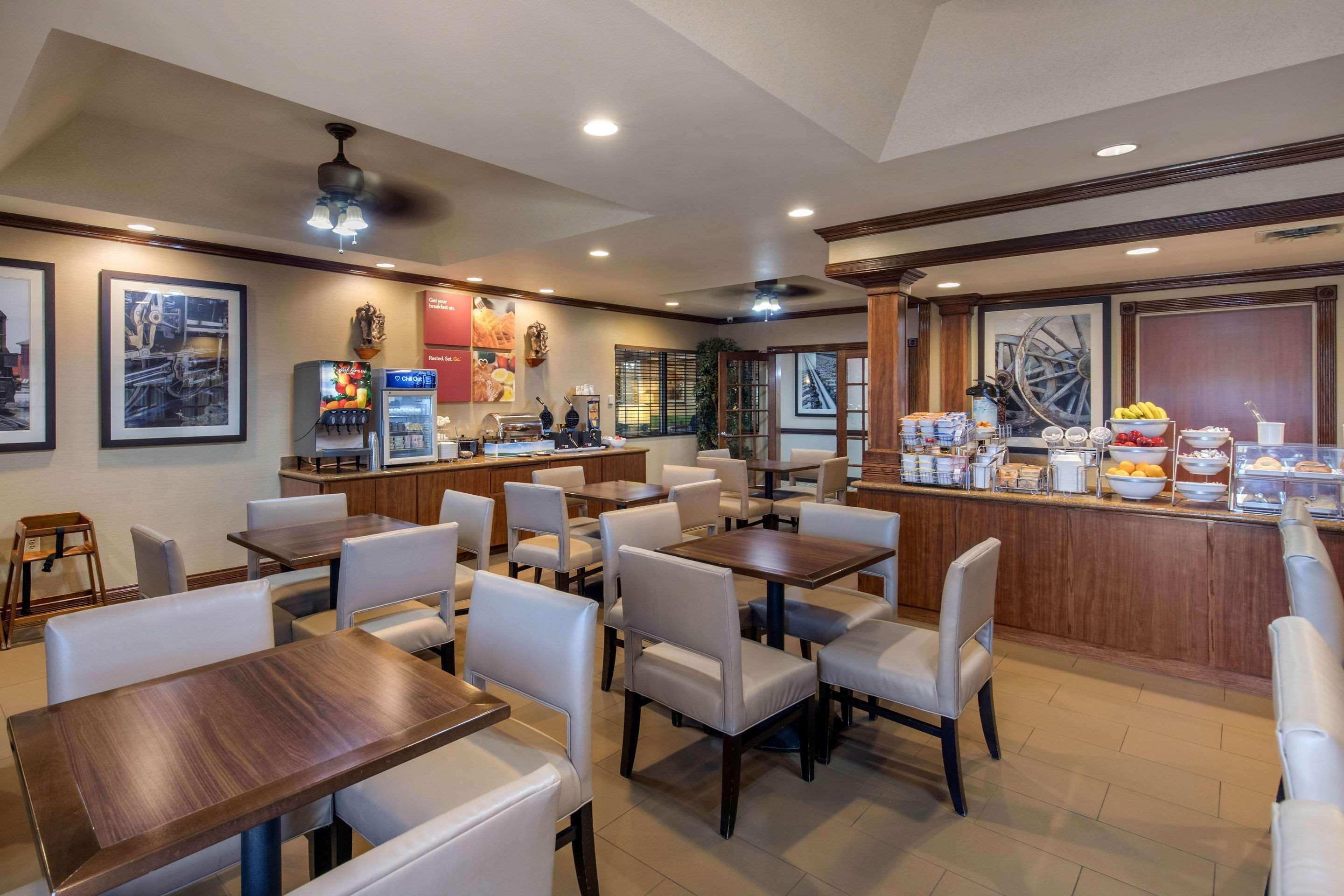 Restaurant Comfort Suites Marshall