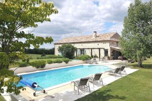 Alojamiento - Charming farmhouse property Sleeps 8 in 4 en-suite bedrooms.Large heated pool.