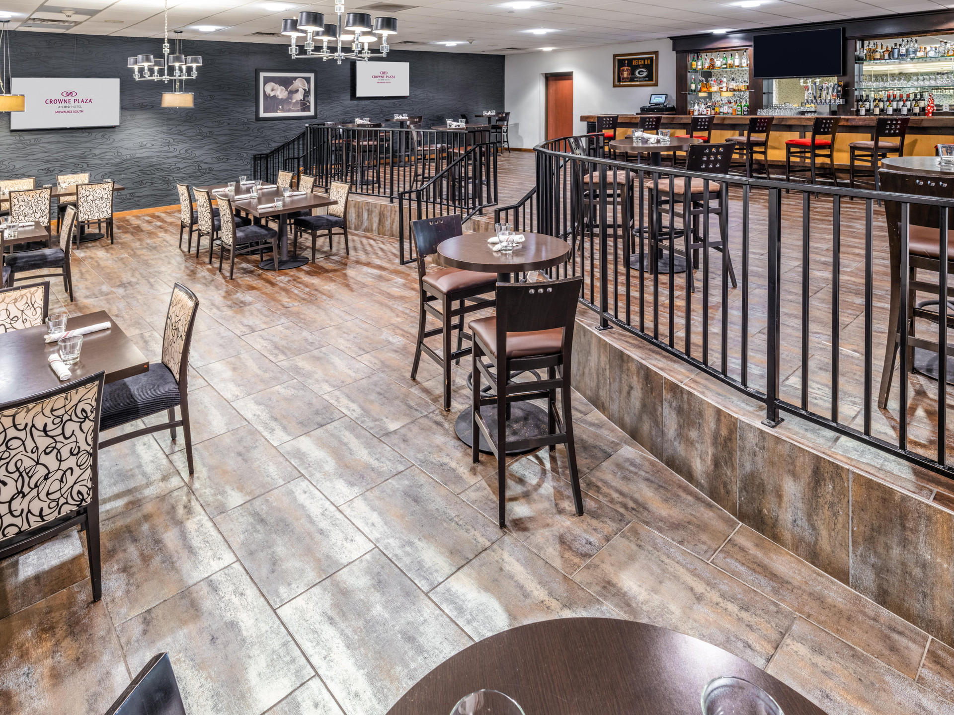 Bar/Salón Crowne Plaza Milwaukee South by IHG
