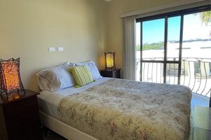 Renta Vacacional - A Gem at Gold Coast: 2 BDR Townhouse-Pools and Gym