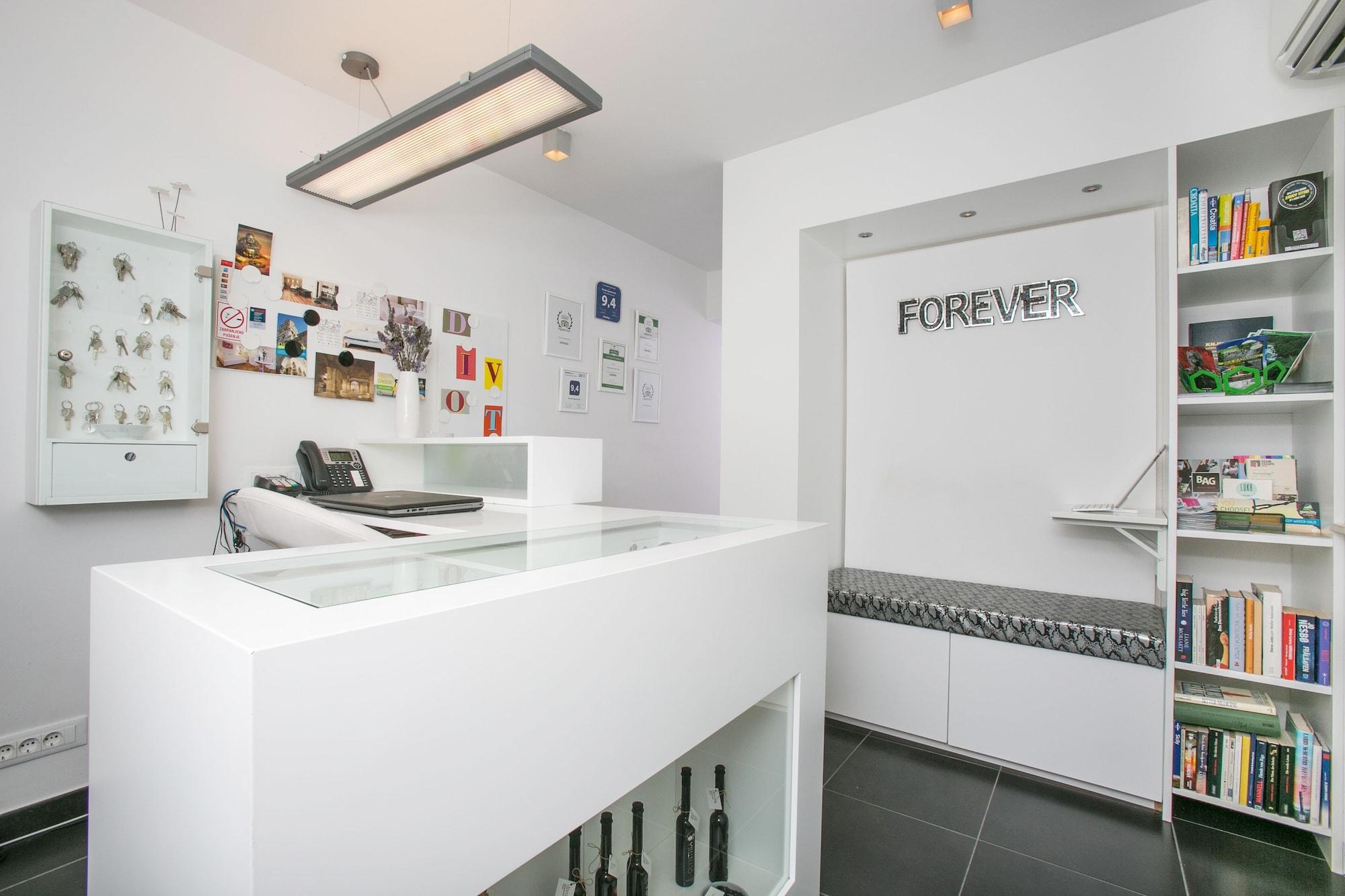 Vista Lobby Divota Apartment Hotel