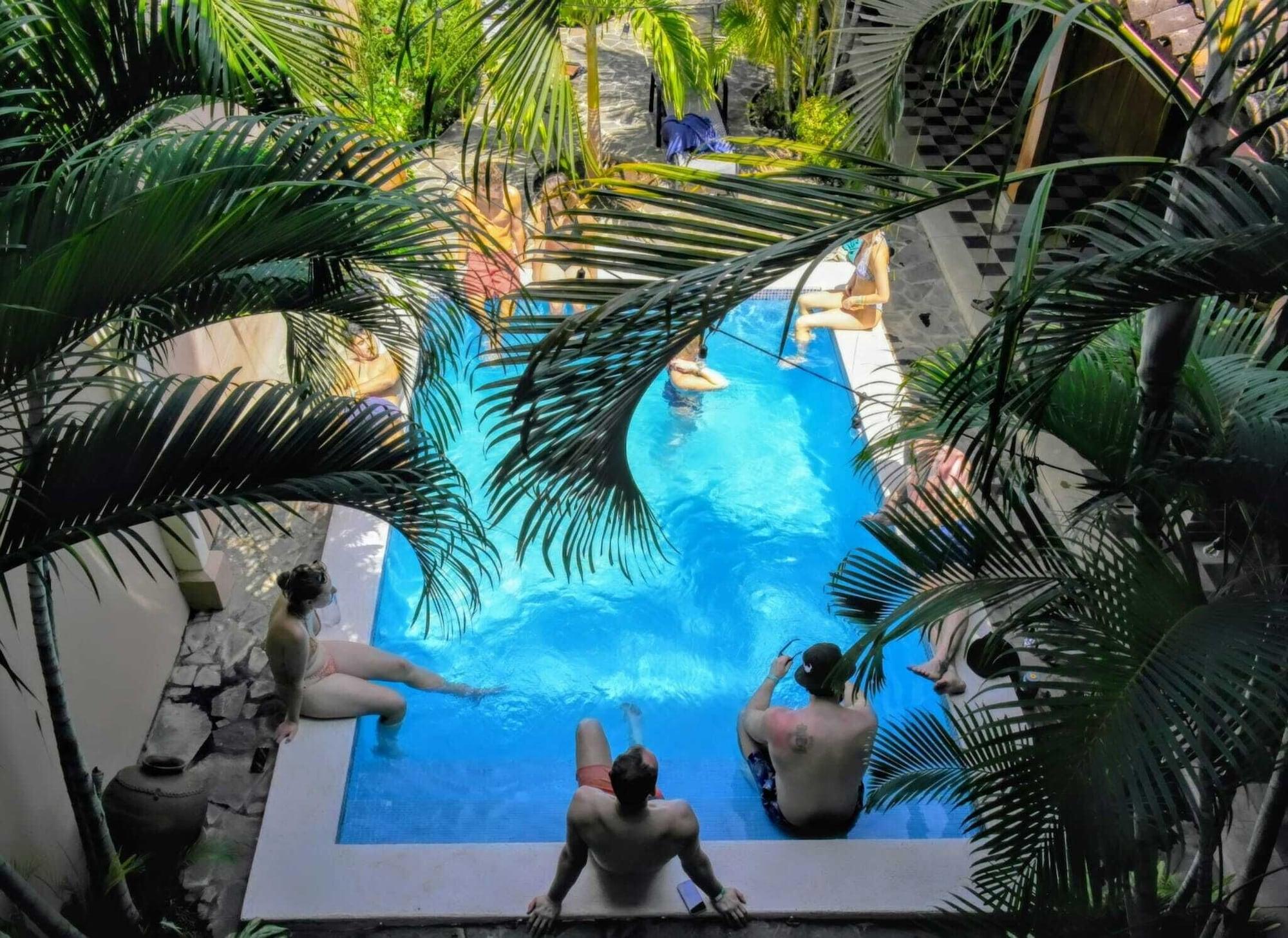 Vista Piscina Hostal Azul
