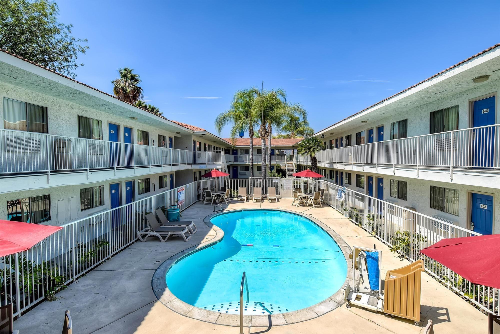Pool view Motel 6 Los Angeles - Rowland Heights