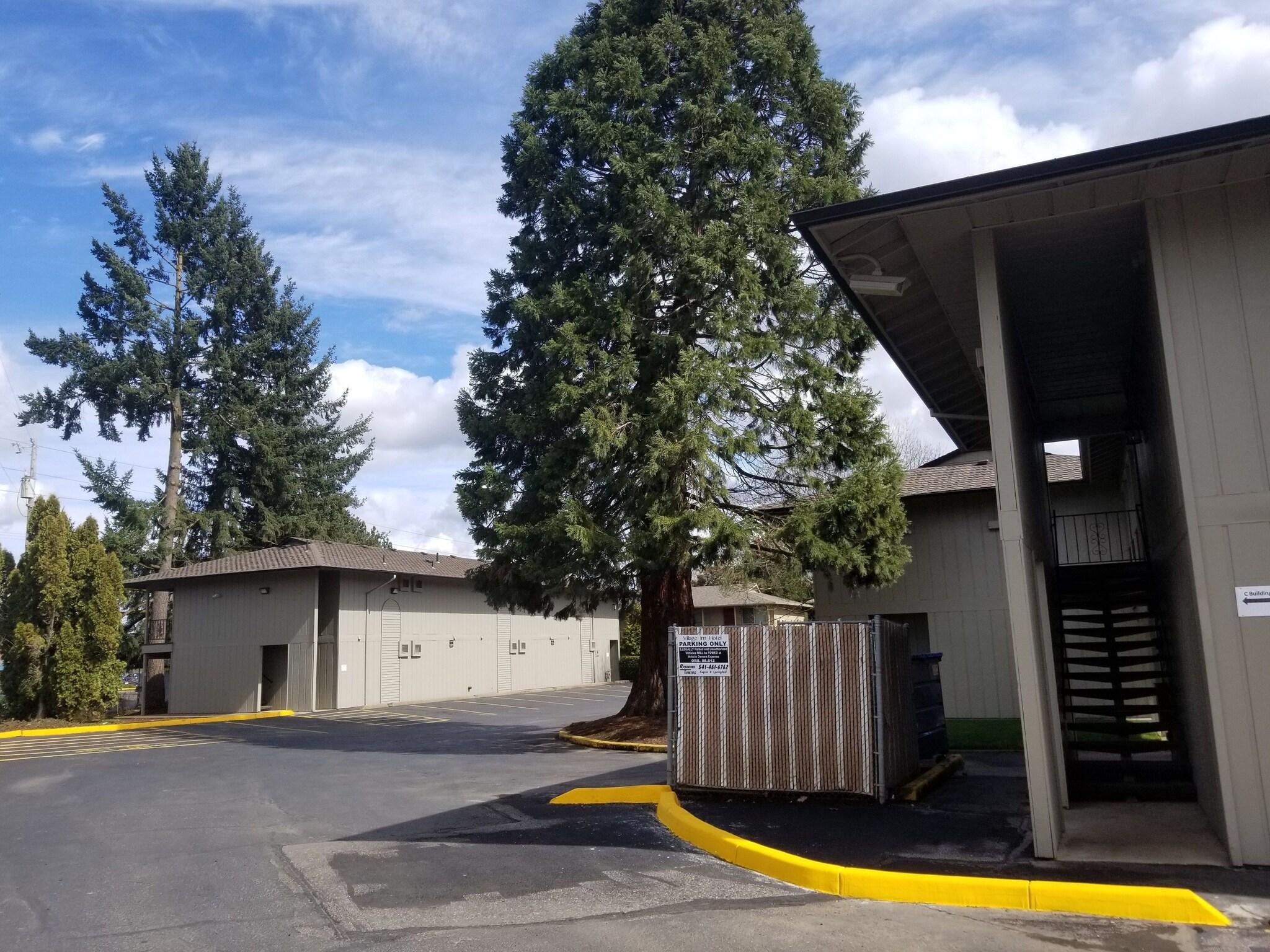 Vista Exterior Village Inn Springfield