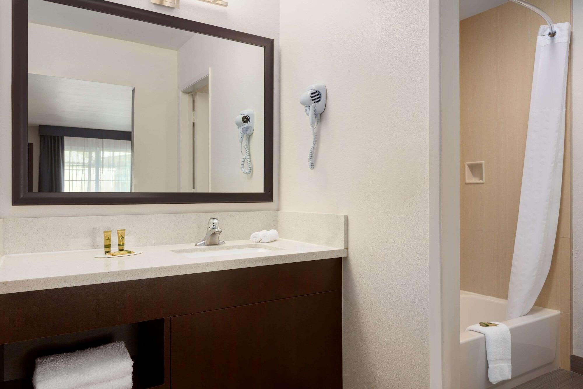 Equipamiento de Habitación Days Inn & Suites by Wyndham Anaheim At Disneyland Park