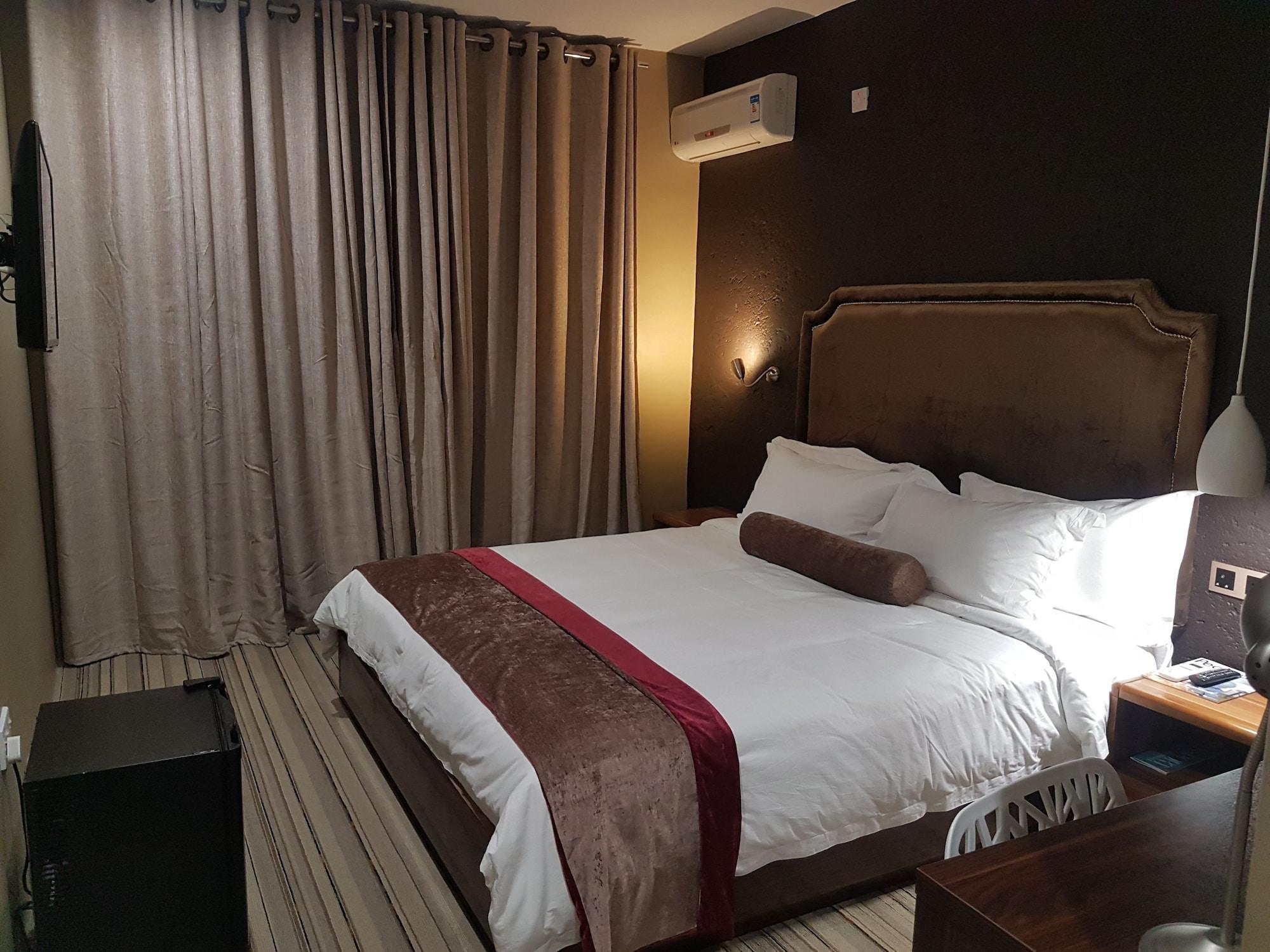 Varios La Signature Guest House