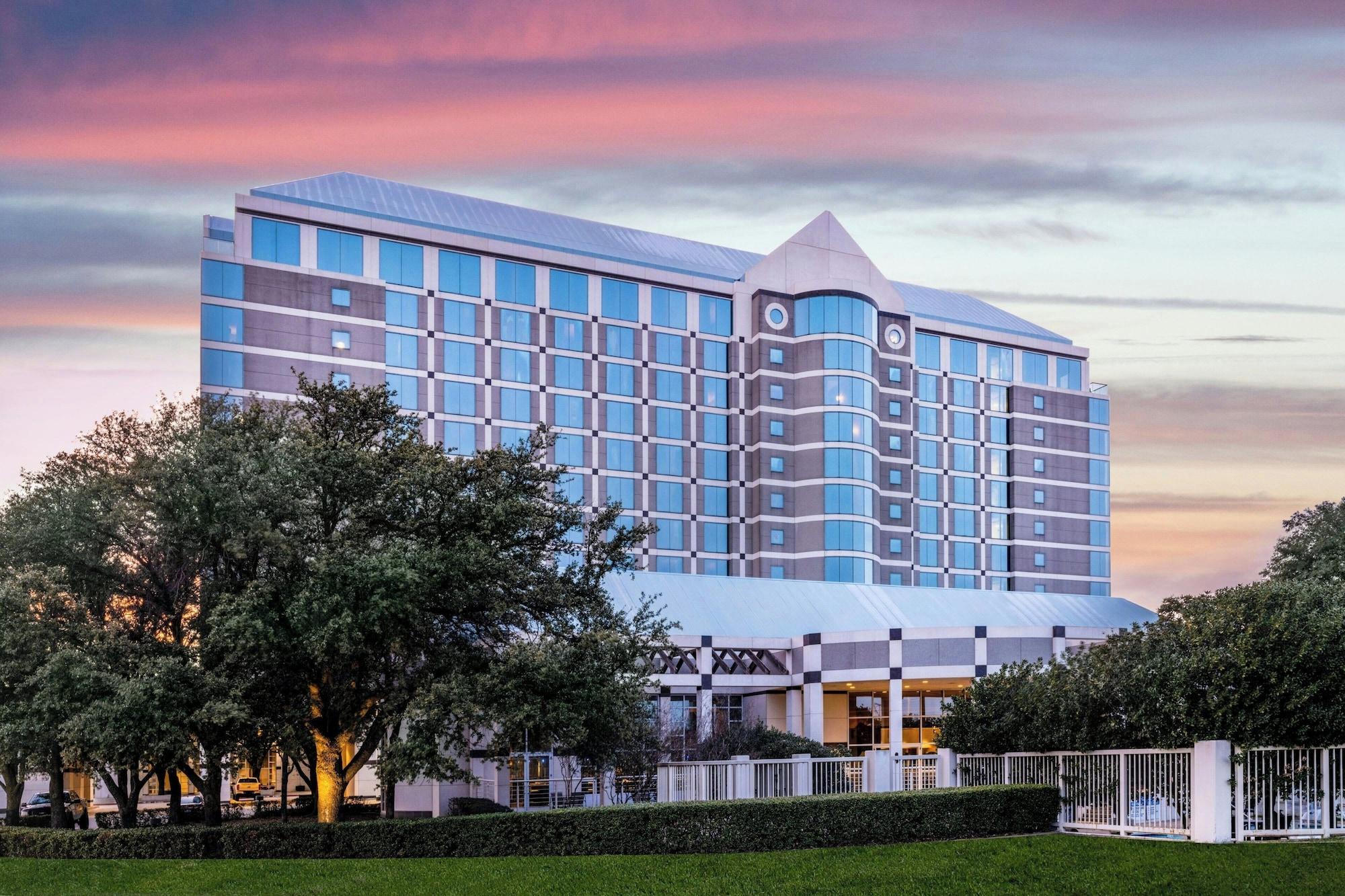 Vista Exterior Renaissance Dallas North Hotel