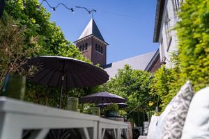 Alojamiento - Au Nom De Dieu