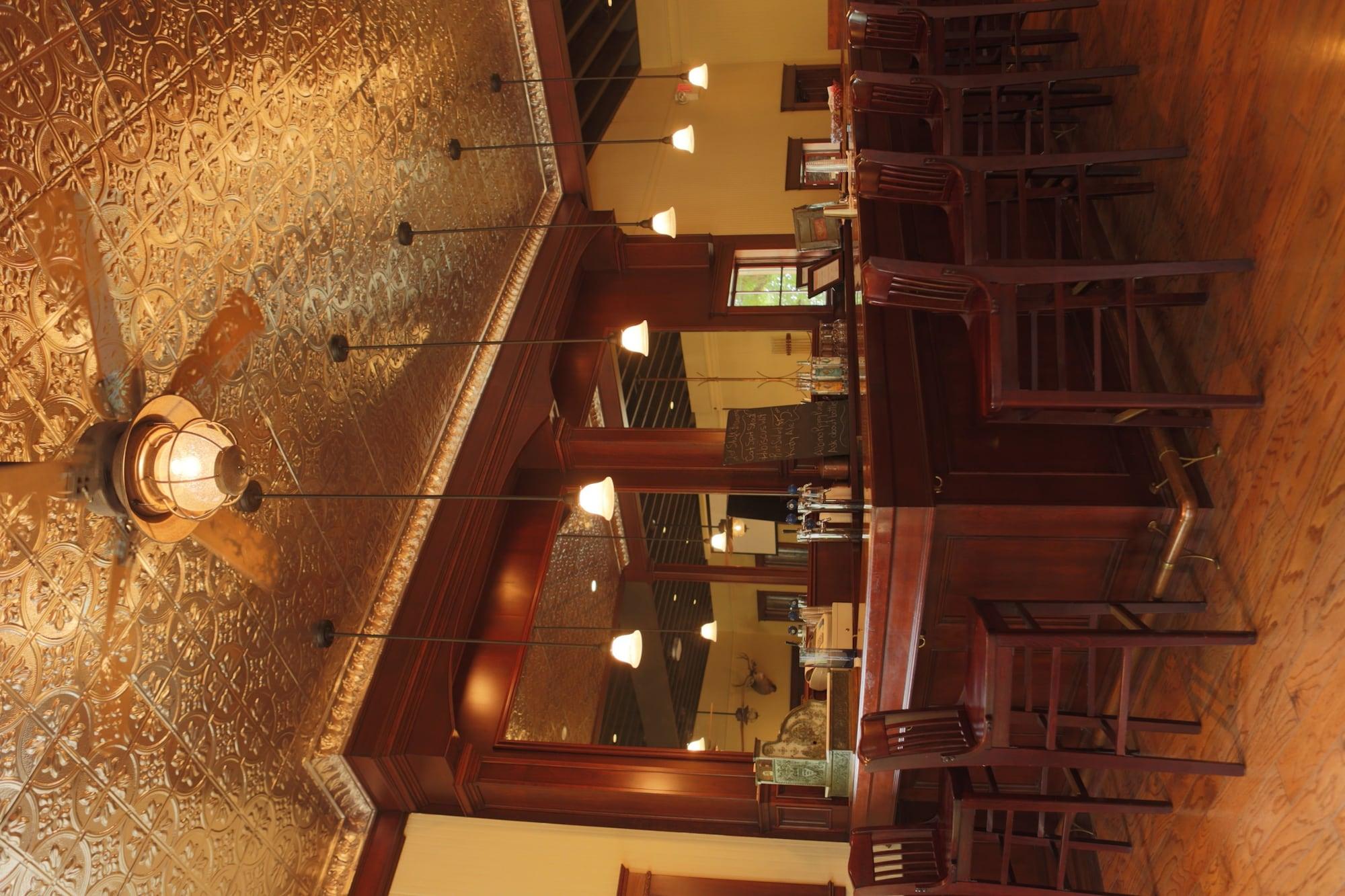 Bar/Salón Cedar Creek