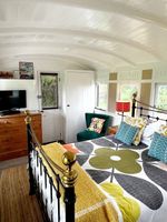 Alquiler Vacacional - Romantic Vintage Carriage in 2 acres!️Idyllic location, 5 min walk beach & pub!