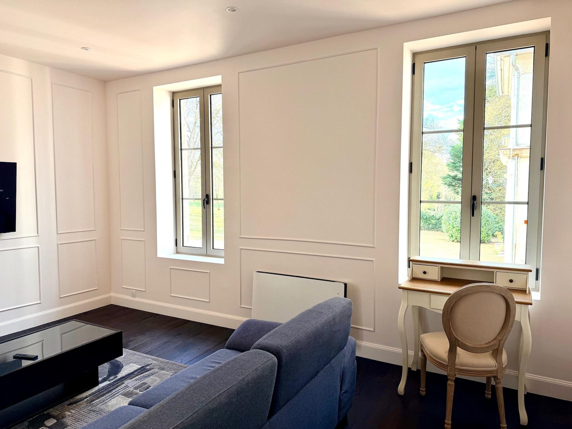 Bar/Salón Gîte Vichy - 4 Chambres, Situé Dans le Parc du Château de Charmeil