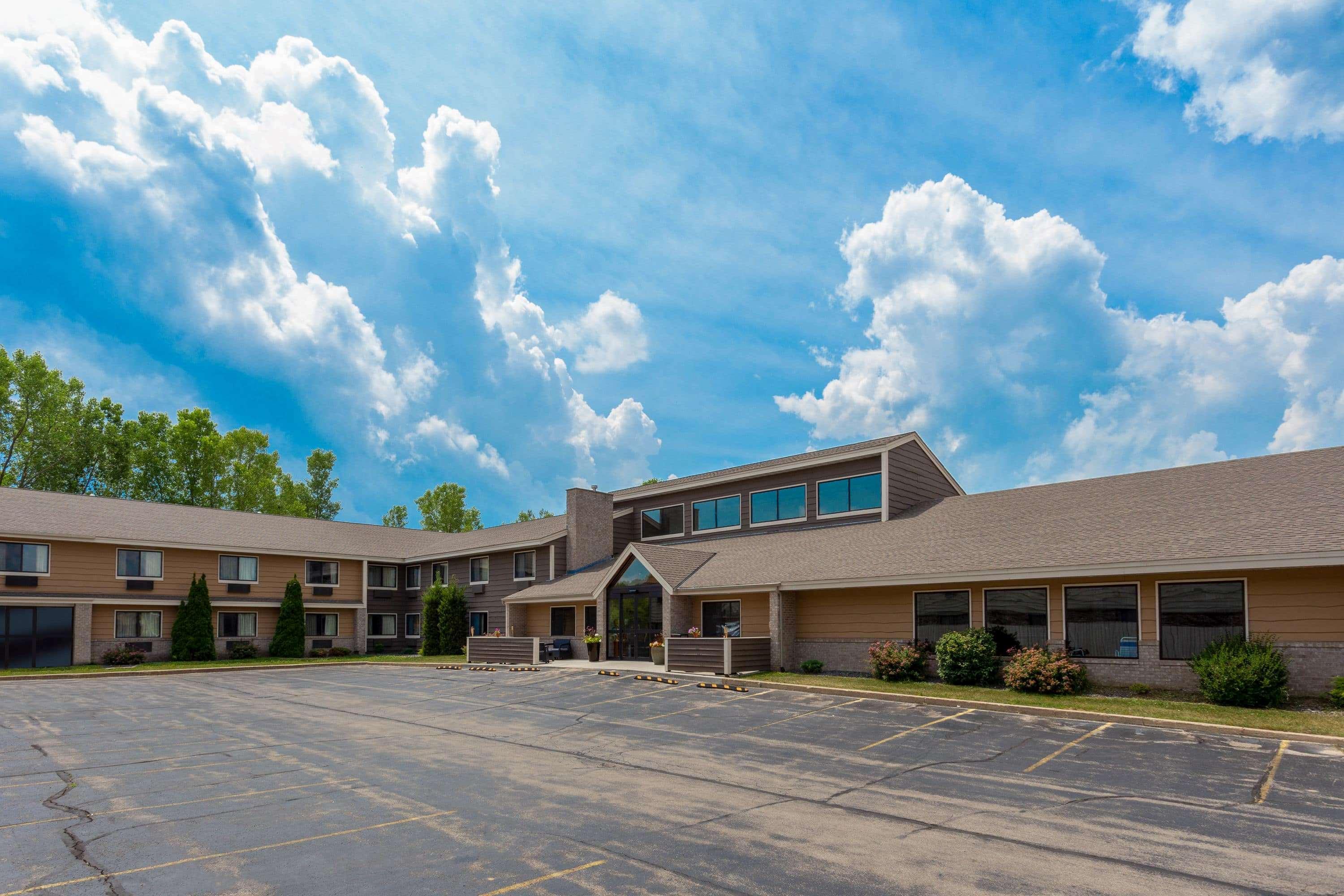 Vista Exterior Americinn By Wyndham Hartford Wi