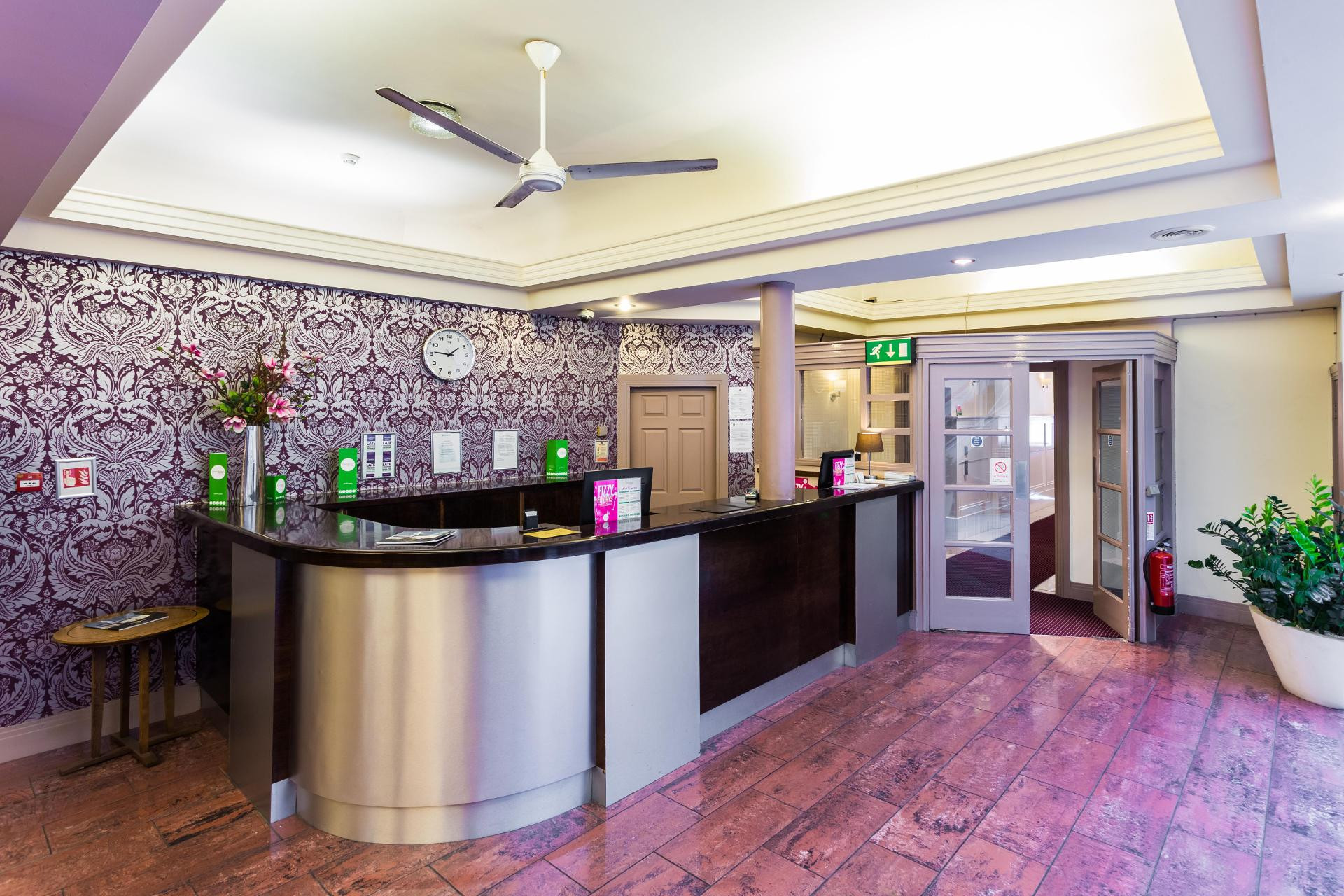 Vista Lobby Gardens Hotel