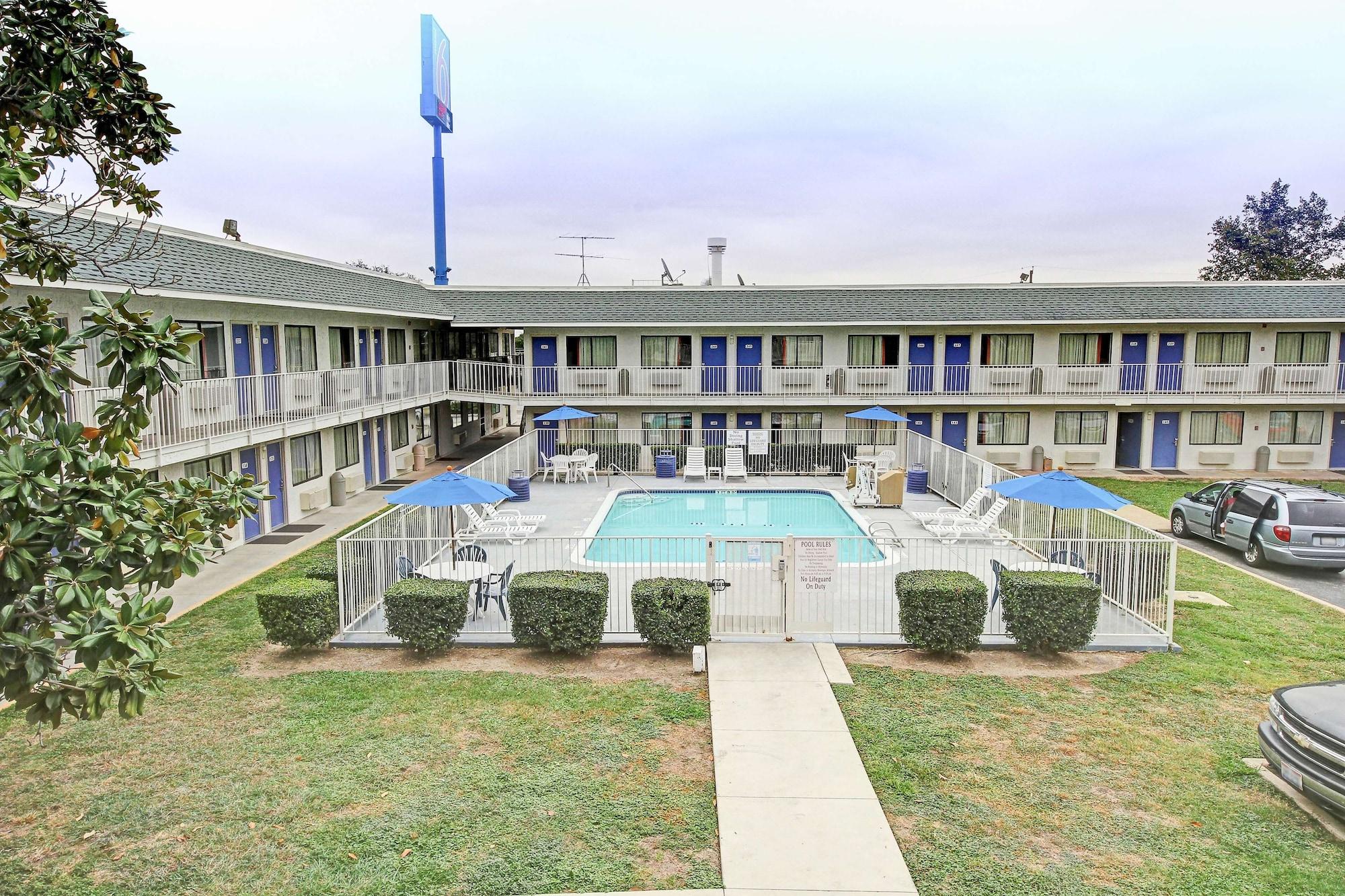 Vista Piscina Motel 6 San Marcos, TX