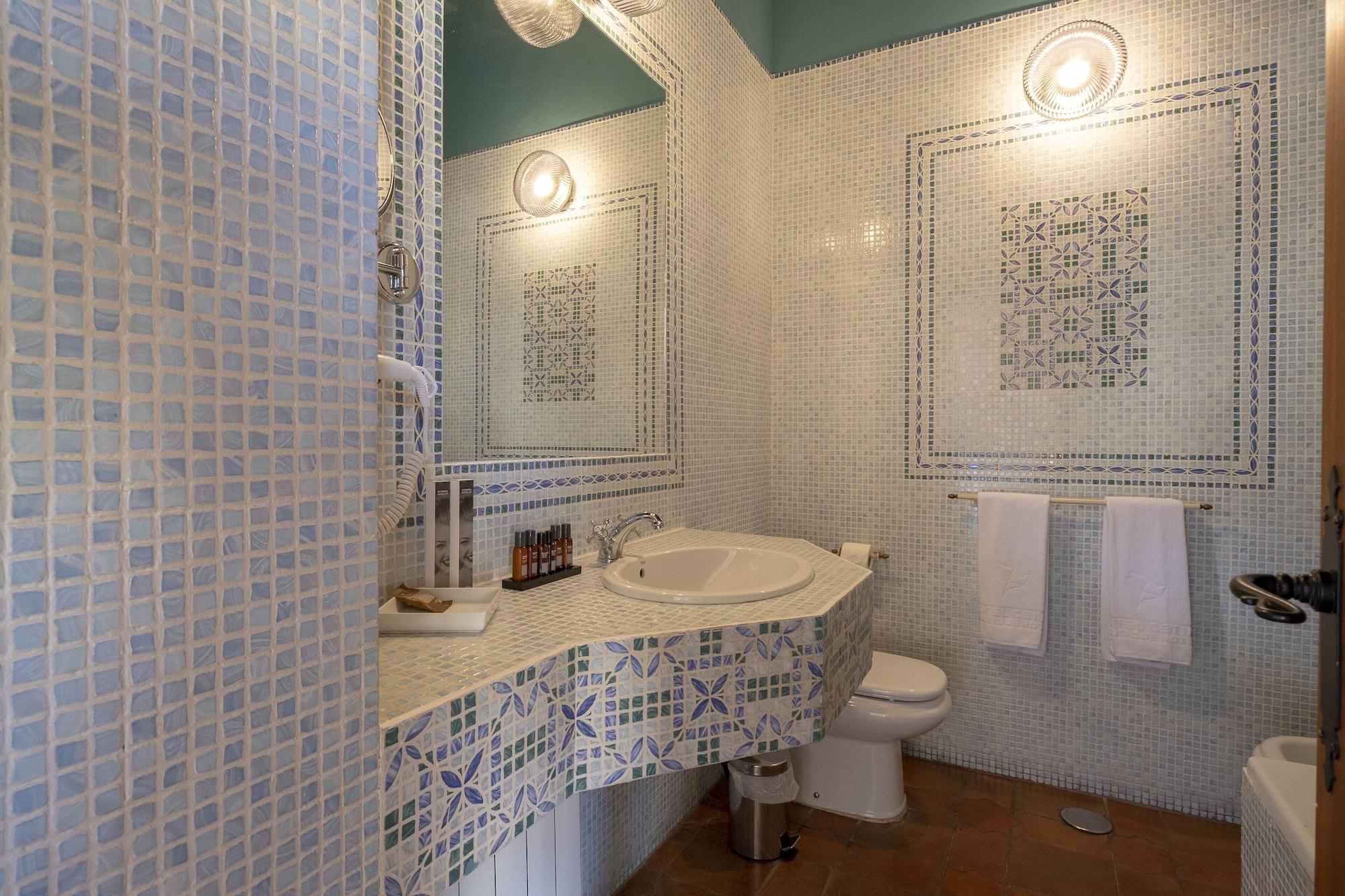 Equipamiento de Habitación Hotel Cetina Palacio Ayala Berganza.