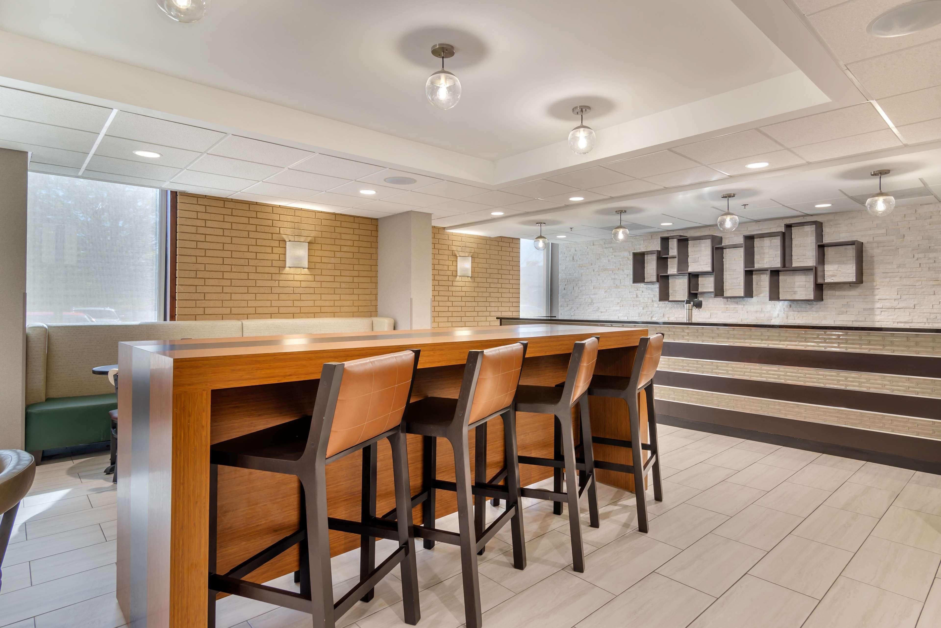 Bar/Salón Drury Inn & Suites Atlanta Airport