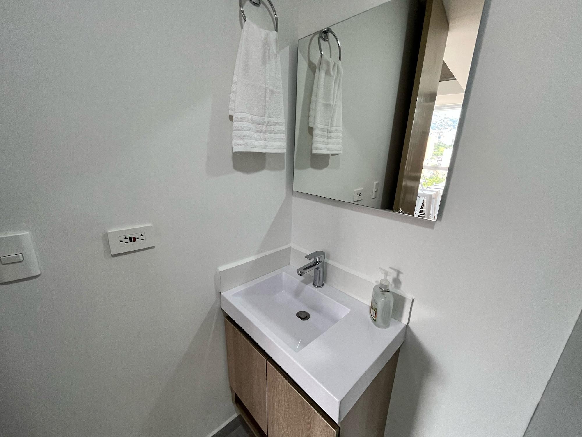 Equipamiento de Habitación Aiana Verde by Host Medellin