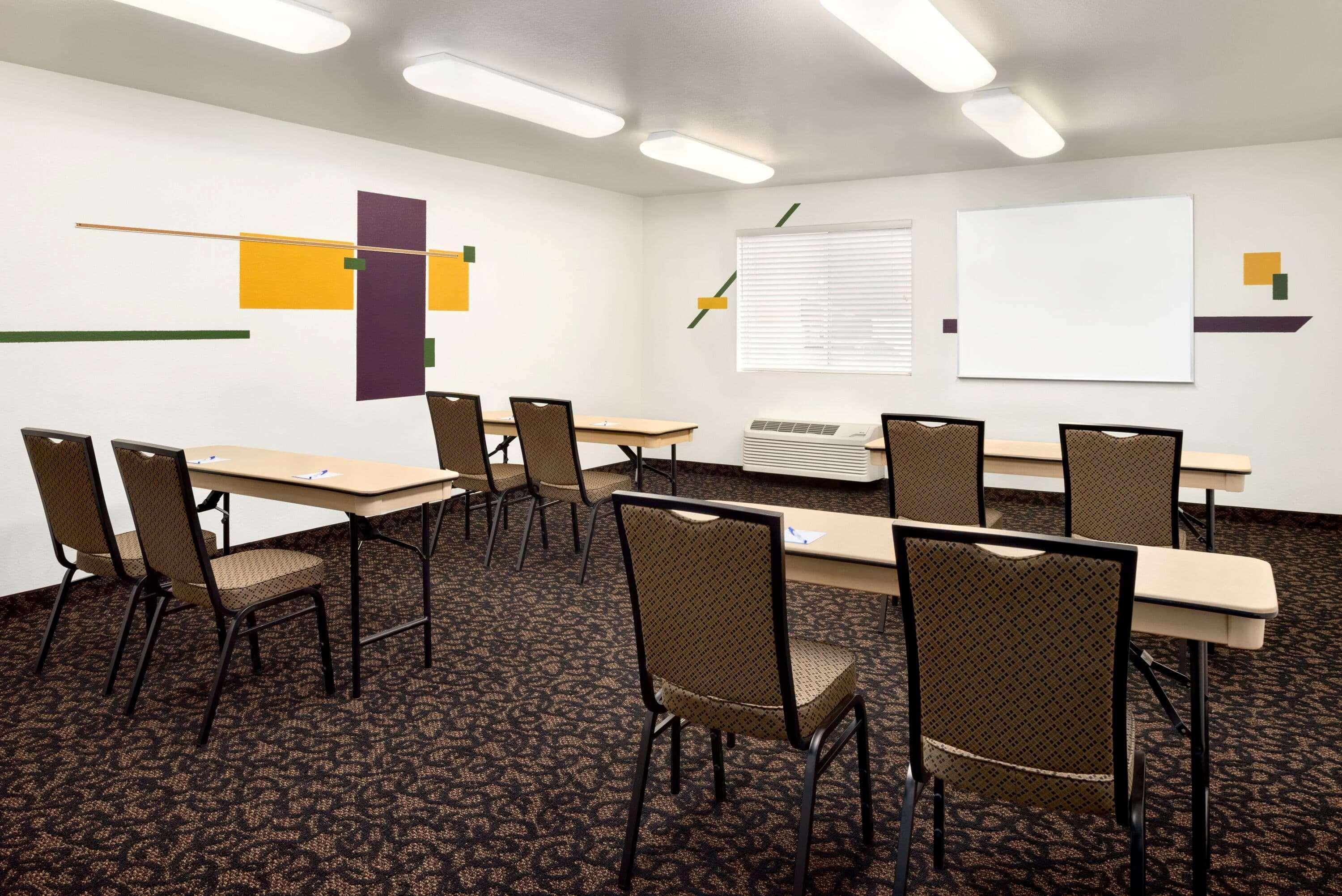 Centro de Negocios Travelodge by Wyndham Clinton Valley West Court