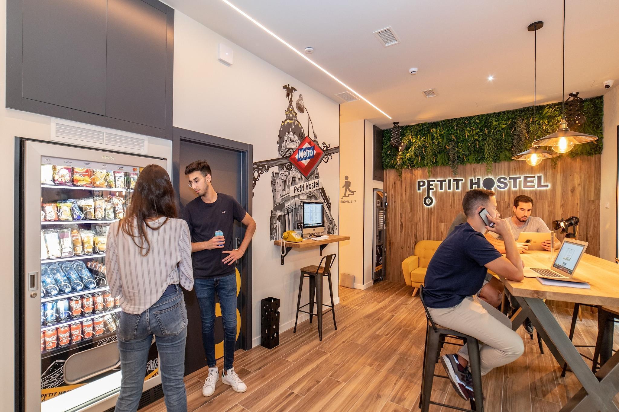 Restaurant Petit Hostel La Latina - Adults Only