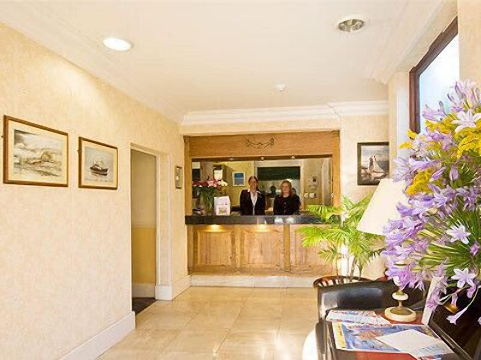 Vista do lobby Berry Head Hotel