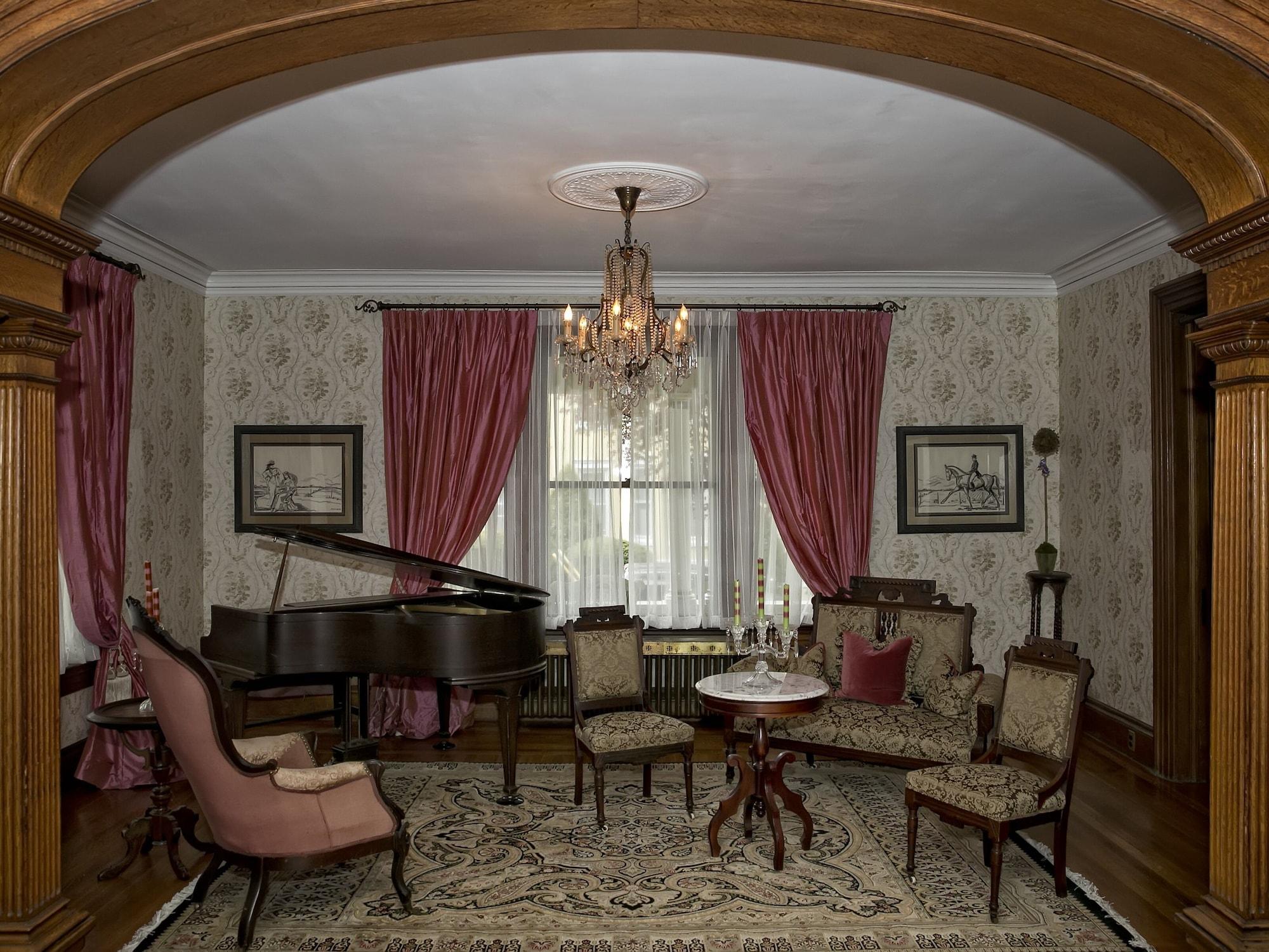 Varios Circular Manor Bed and Breakfast