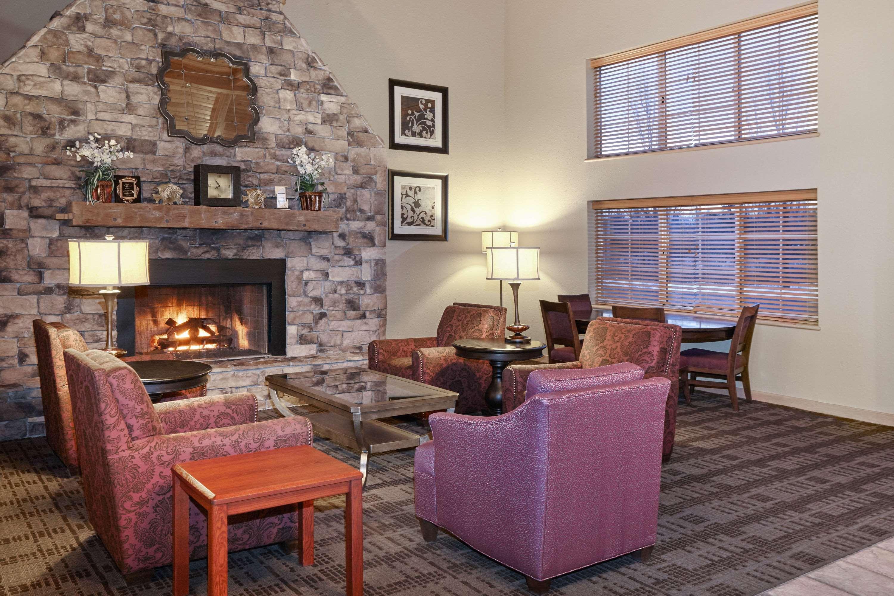 Vista Lobby AmericInn by Wyndham Douglas/Saugatuck