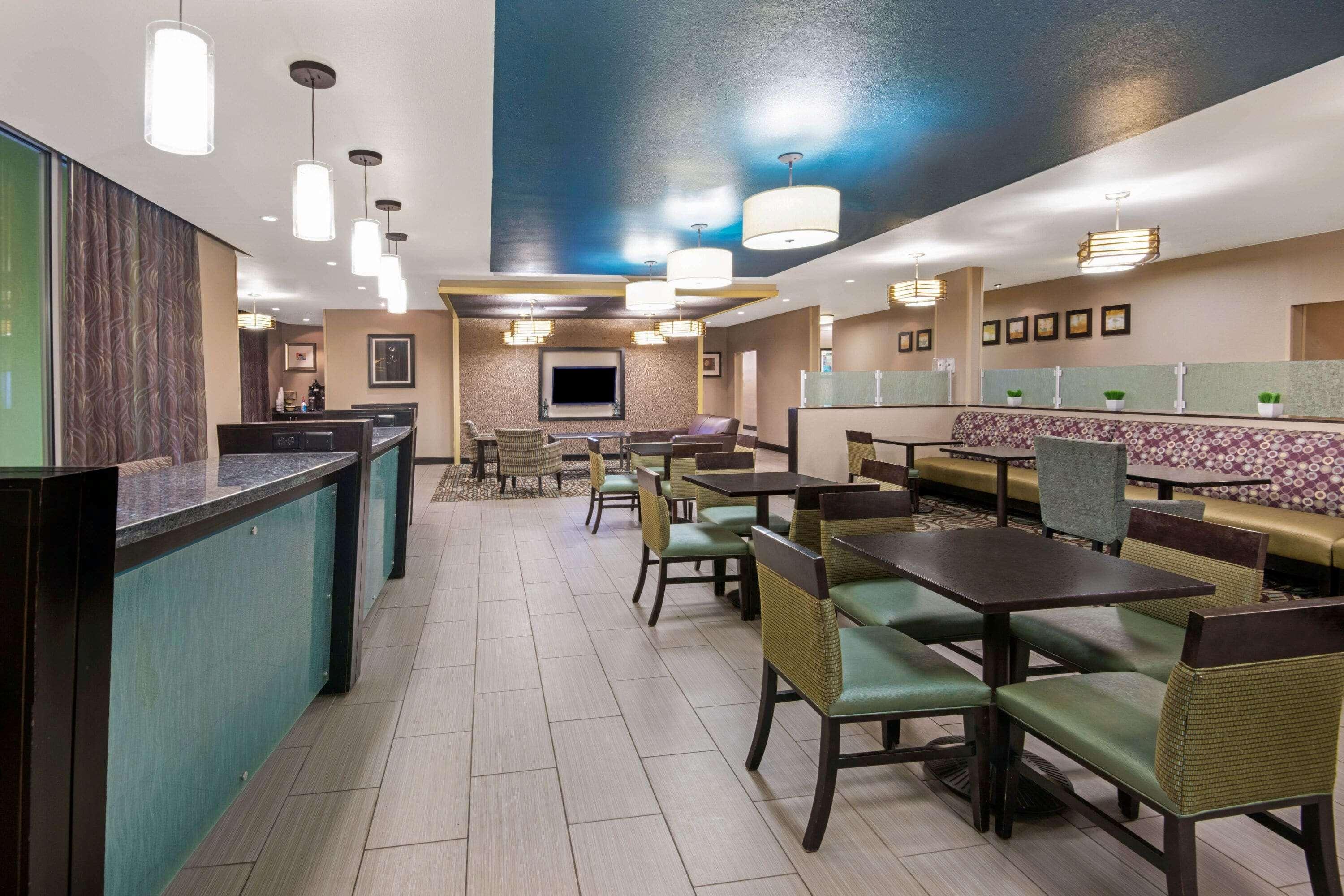 Vista Lobby La Quinta Inn & Suites by Wyndham Durant