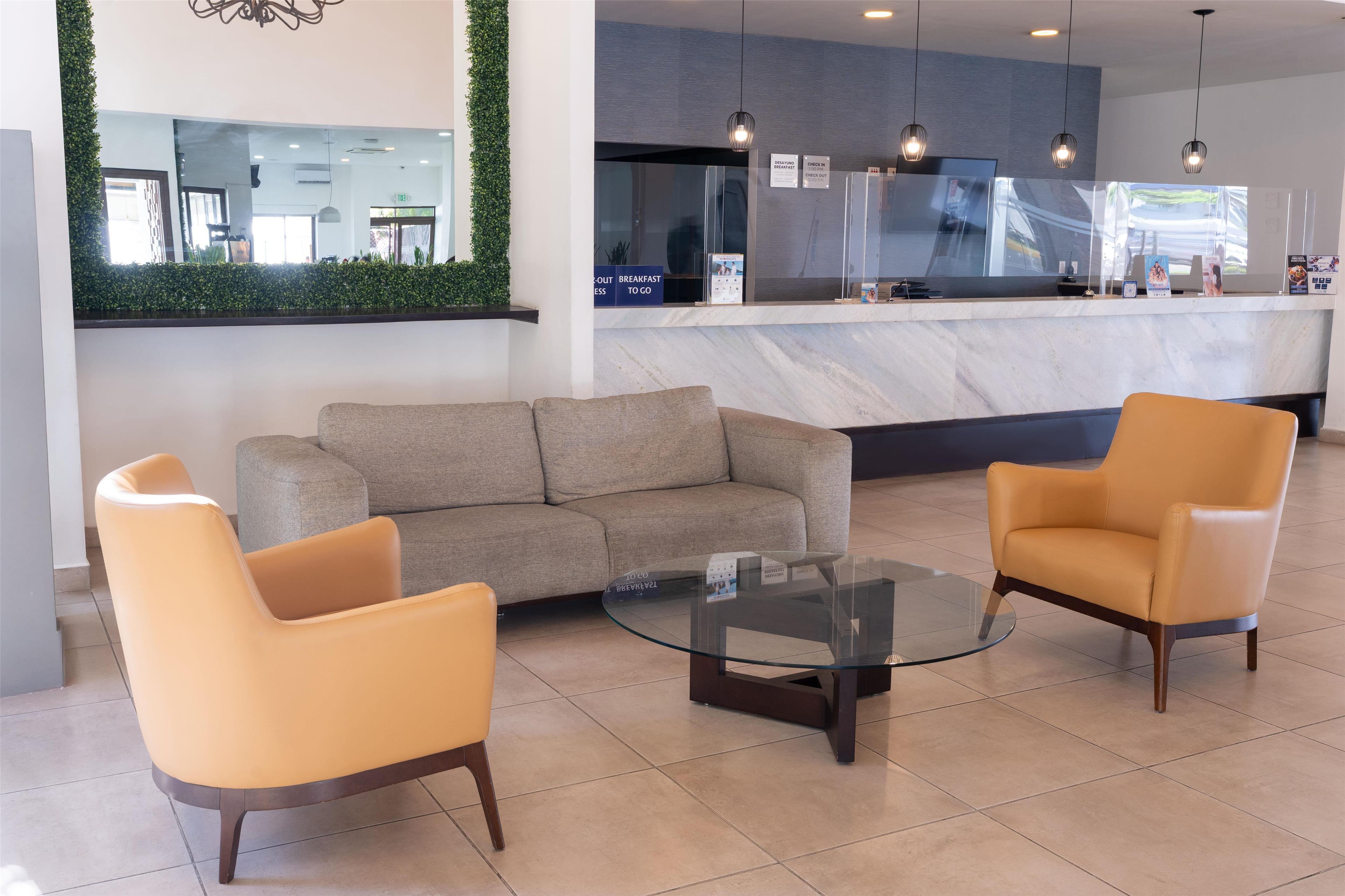 Vista Lobby Best Western Las Mercedes Airport