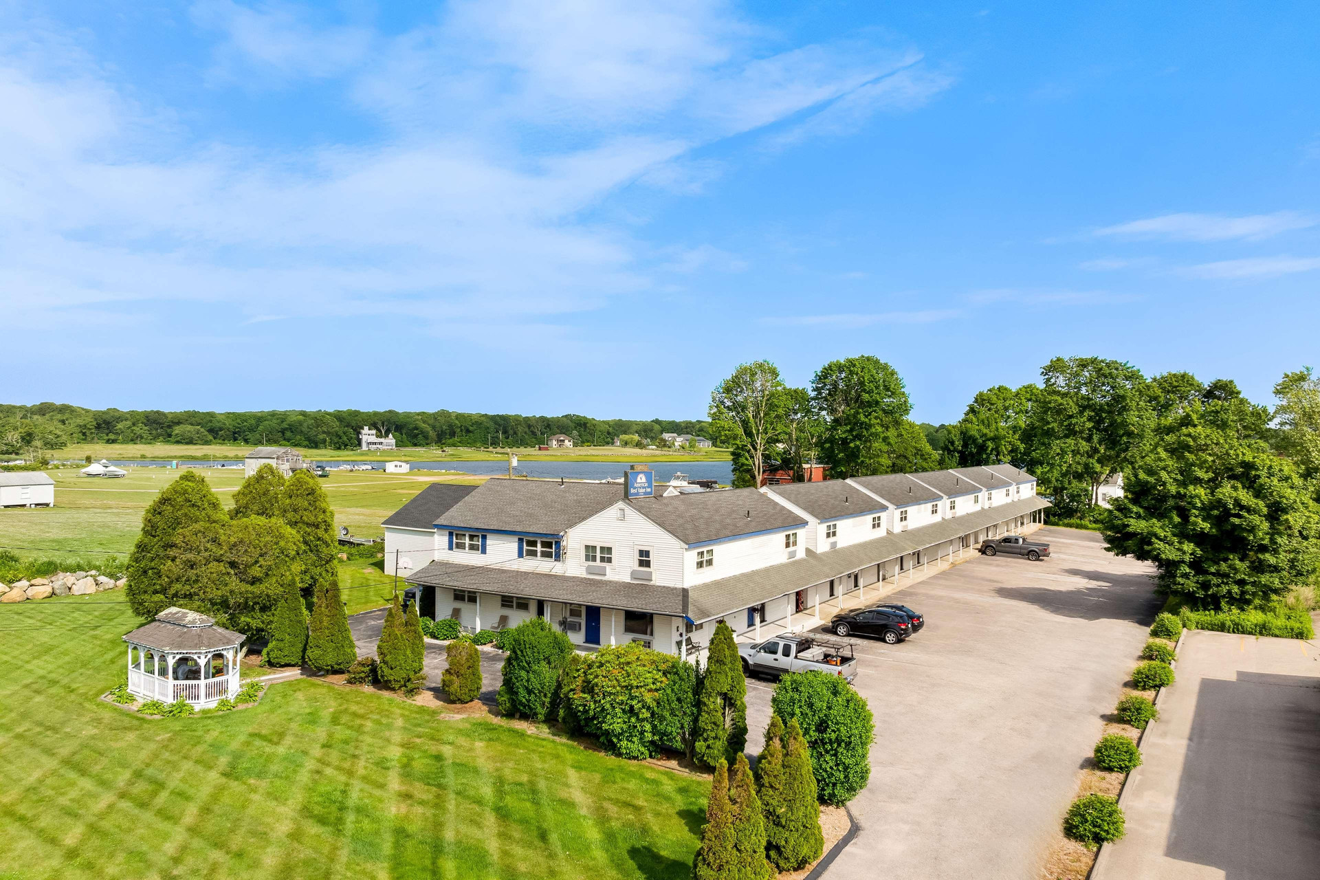Vista Exterior Americas Best Value Inn Stonington Mystic