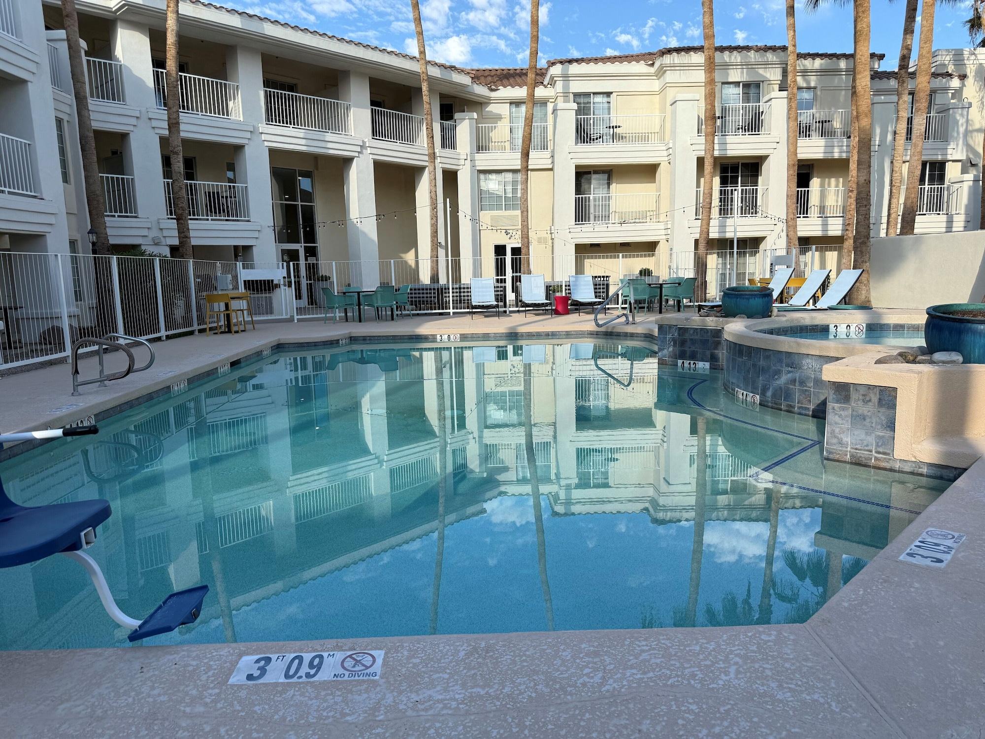 Vista Piscina Home2 Suites by Hilton Scottsdale Old Town