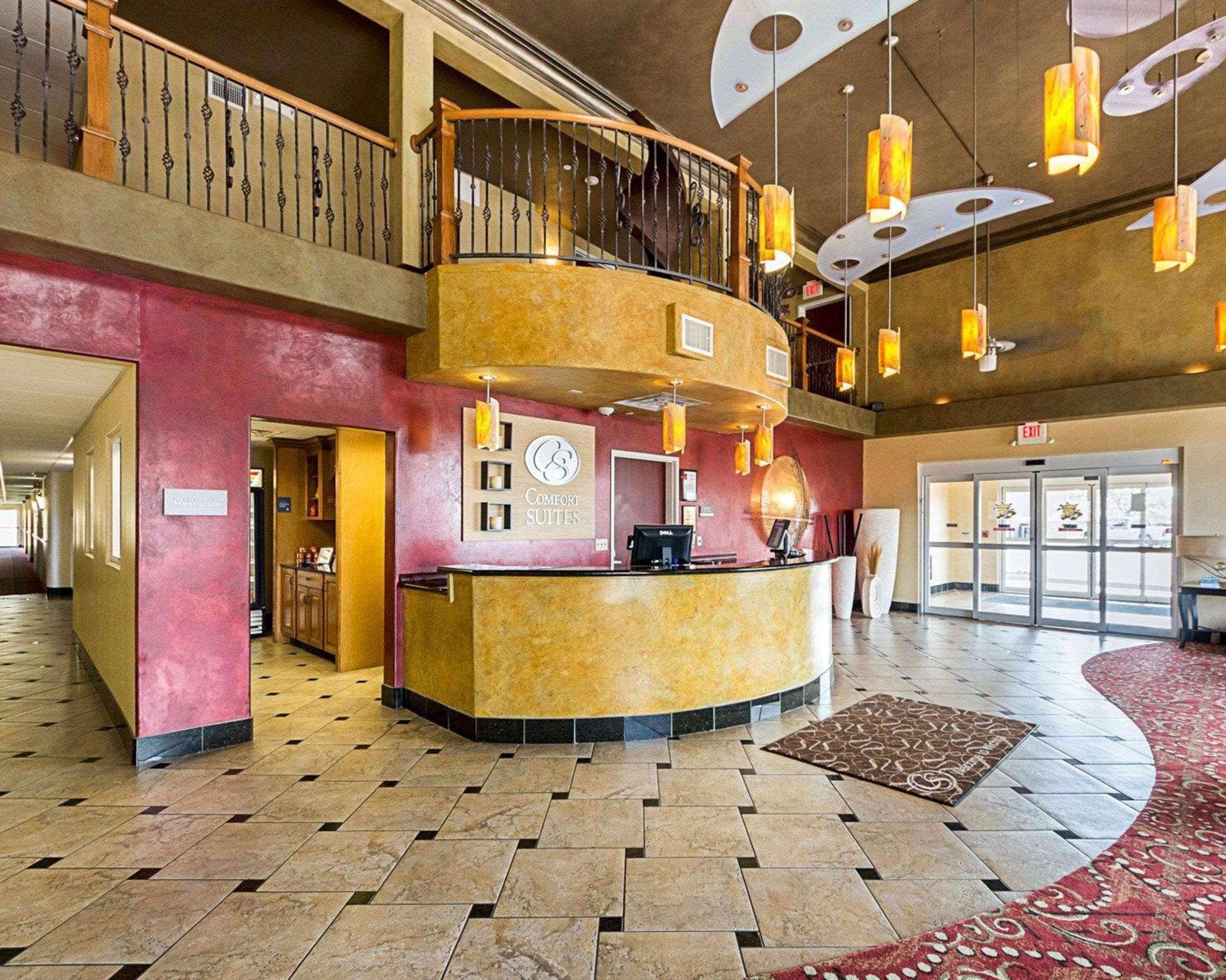 Vista Lobby Comfort Suites Airport