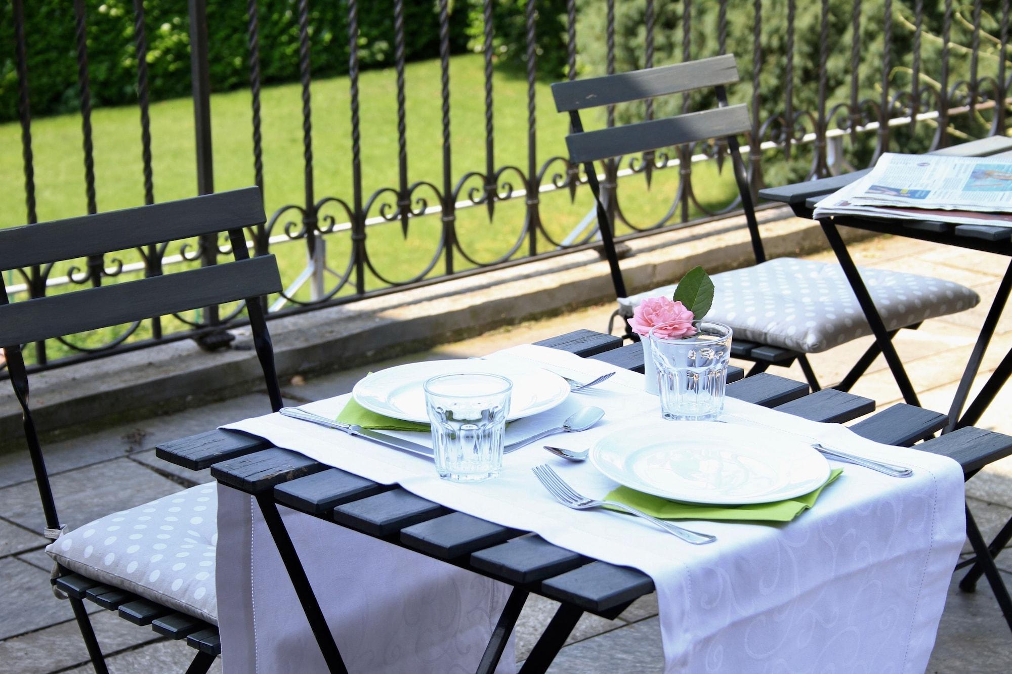 Varios Lisander Bed & Breakfast