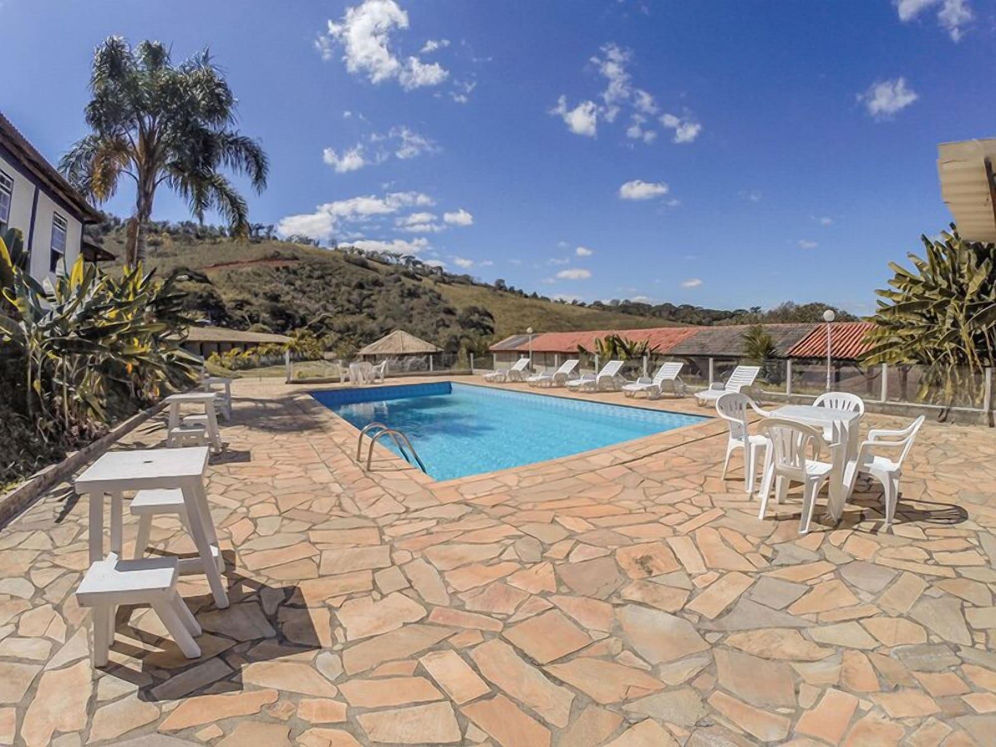 Vista Piscina Pousada Campestre São Lourenço