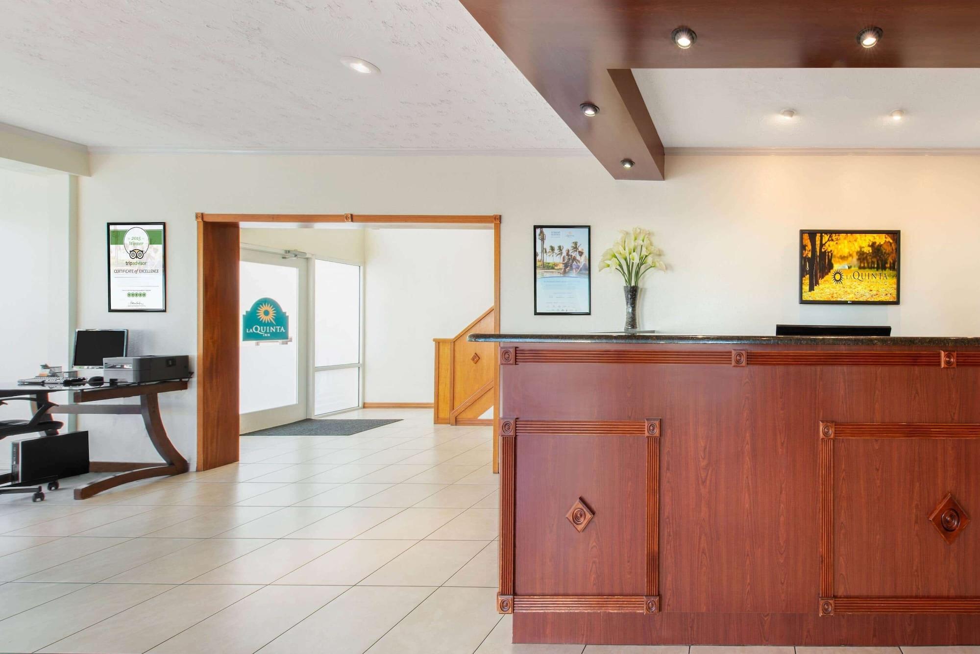 Vista Lobby La Quinta Inn by Wyndham Clearwater Central
