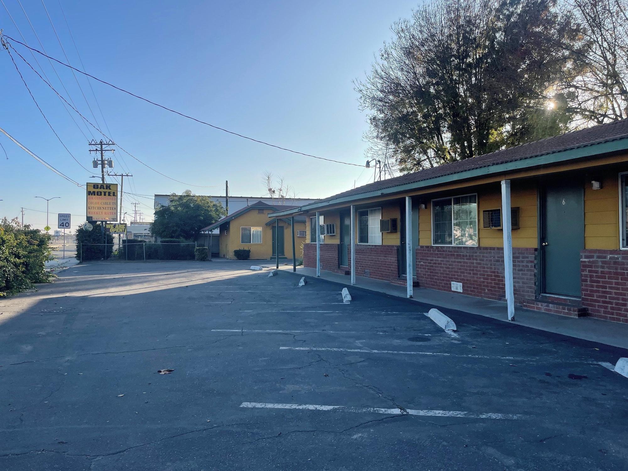 Vista Exterior Oak Motel Modesto CA