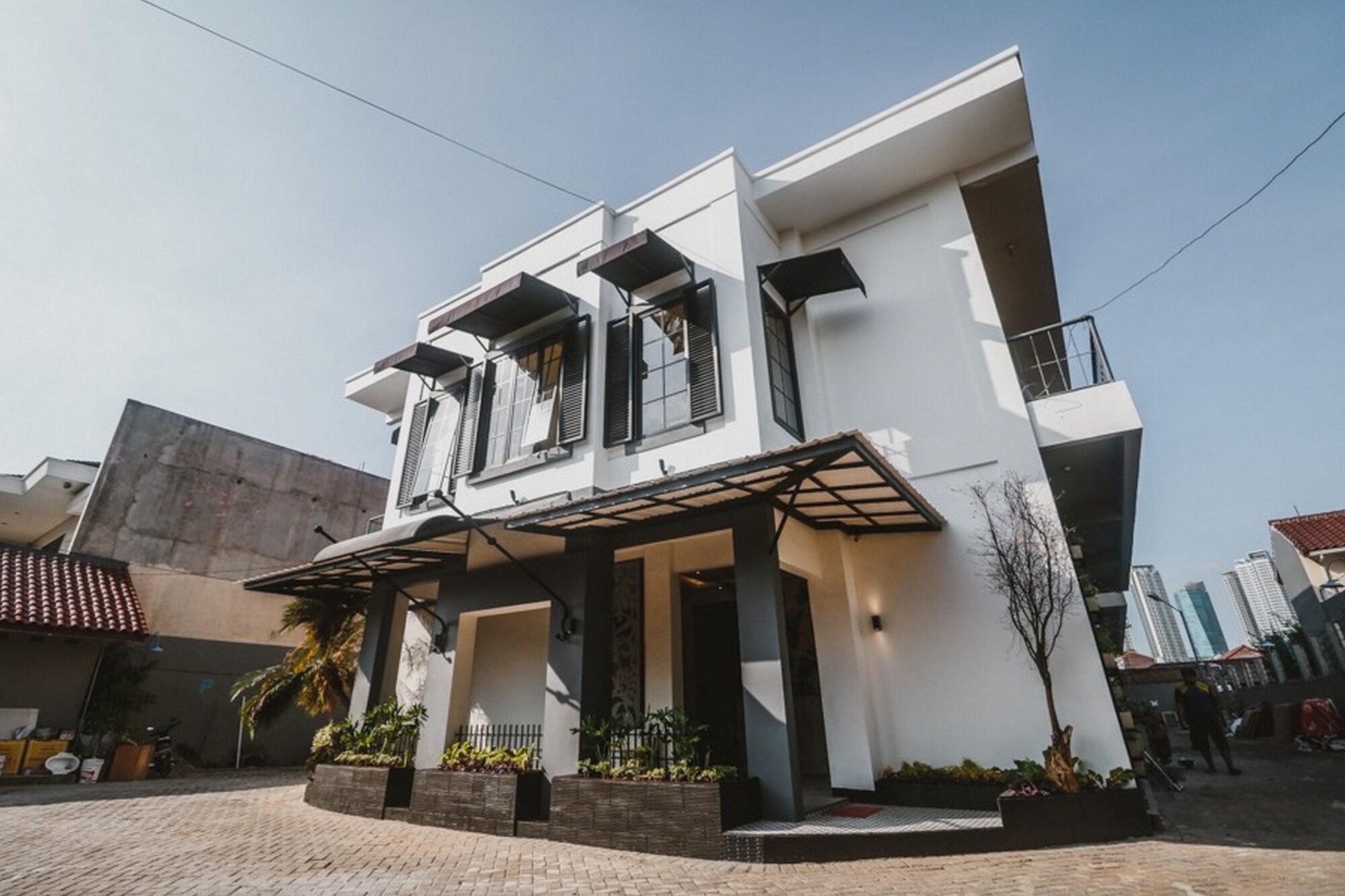 Varios RedDoorz Plus near Mall Slipi Jaya