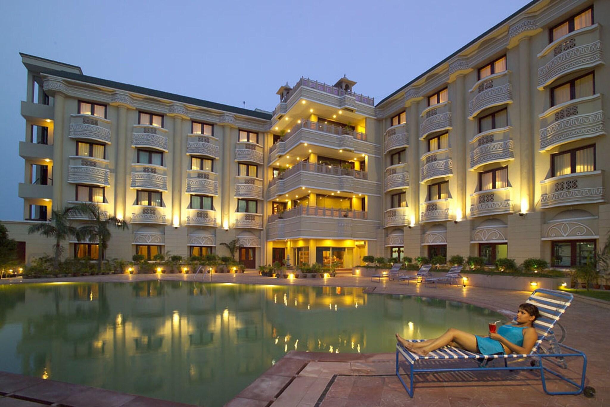 Vista Exterior Empires Hotel Paradip