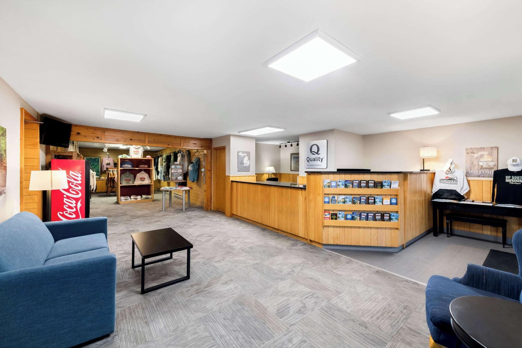 Vista Lobby Quality Inn & Suites Munising