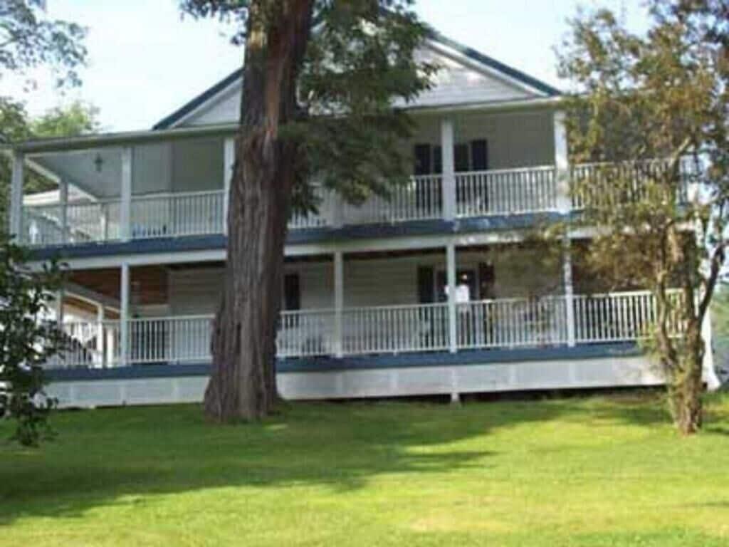 Varios Locust Tree Bed and Breakfast LLC