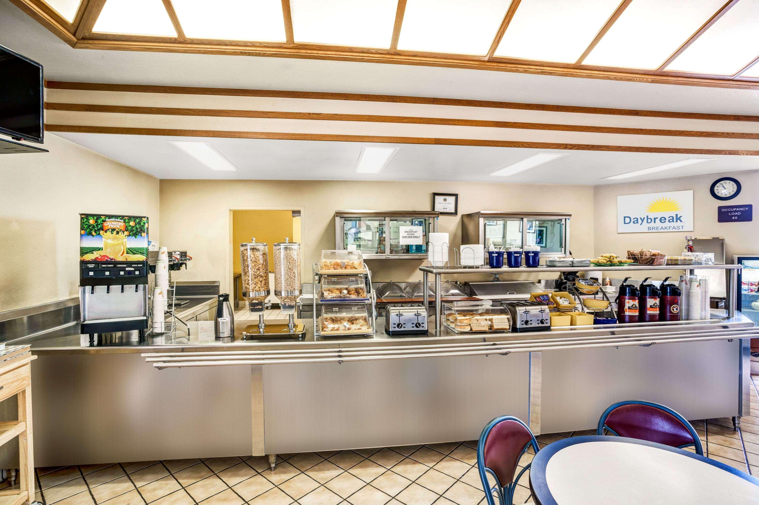 Restaurant Days Inn & Suites by Wyndham Fullerton
