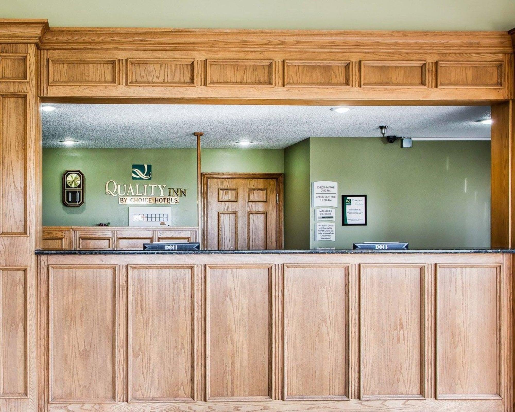 Vista Lobby Quality Inn Morton at I-74