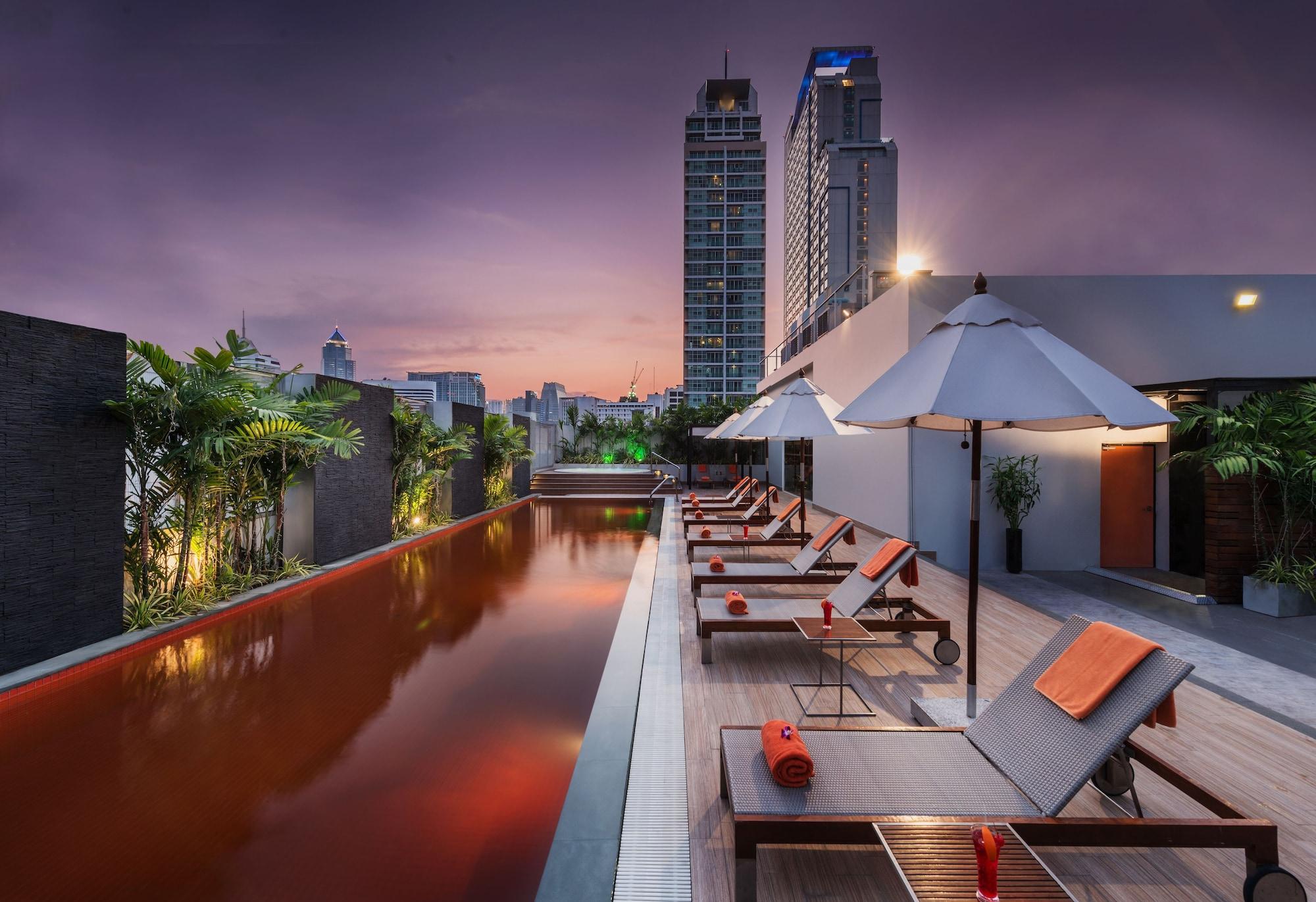 Vista da piscina Radisson Suites Bangkok Sukhumvit
